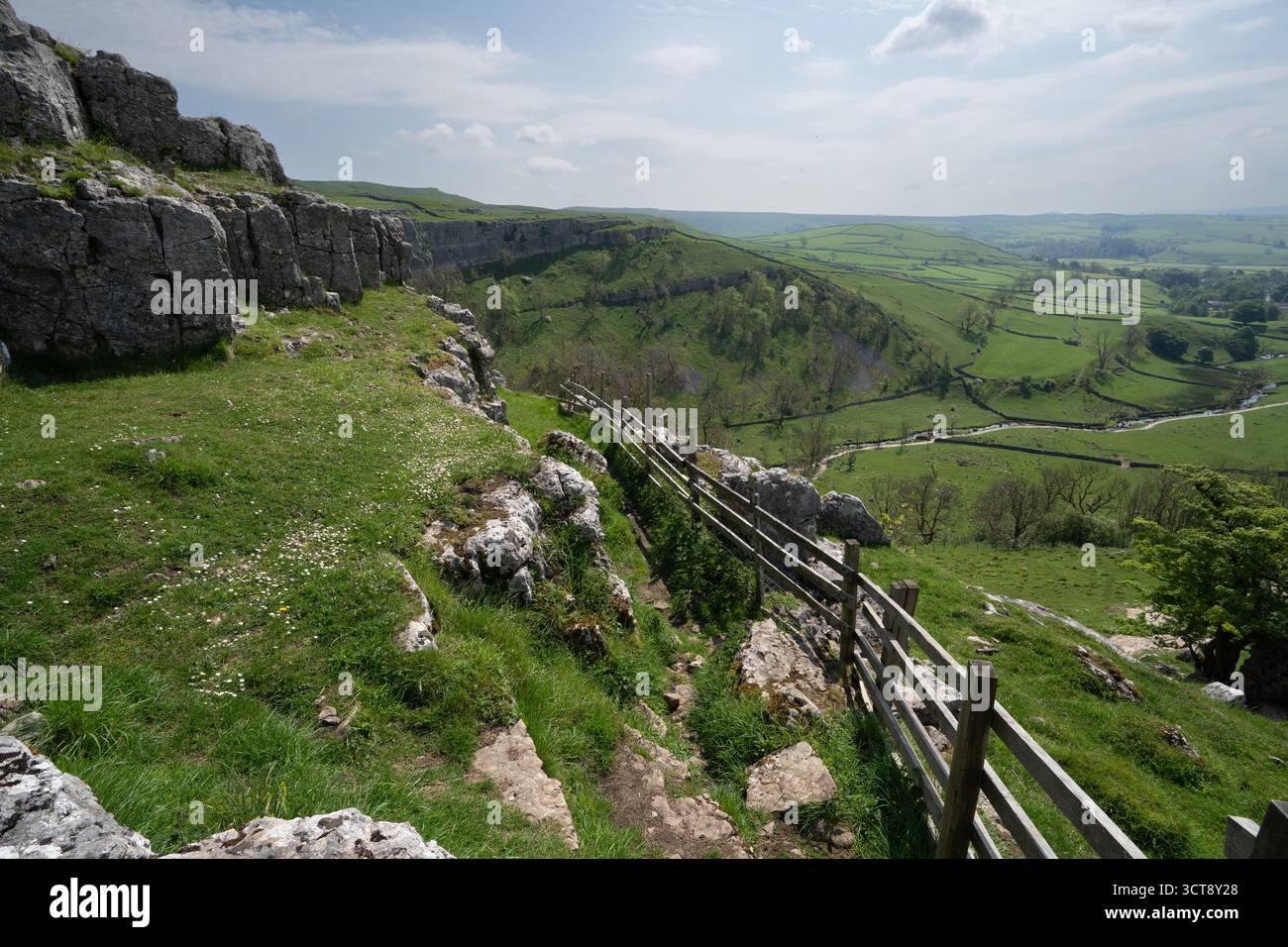 Clôture en bois le long de la falaise calcaire surplombant la campagne des Yorkshire Dales Banque D'Images