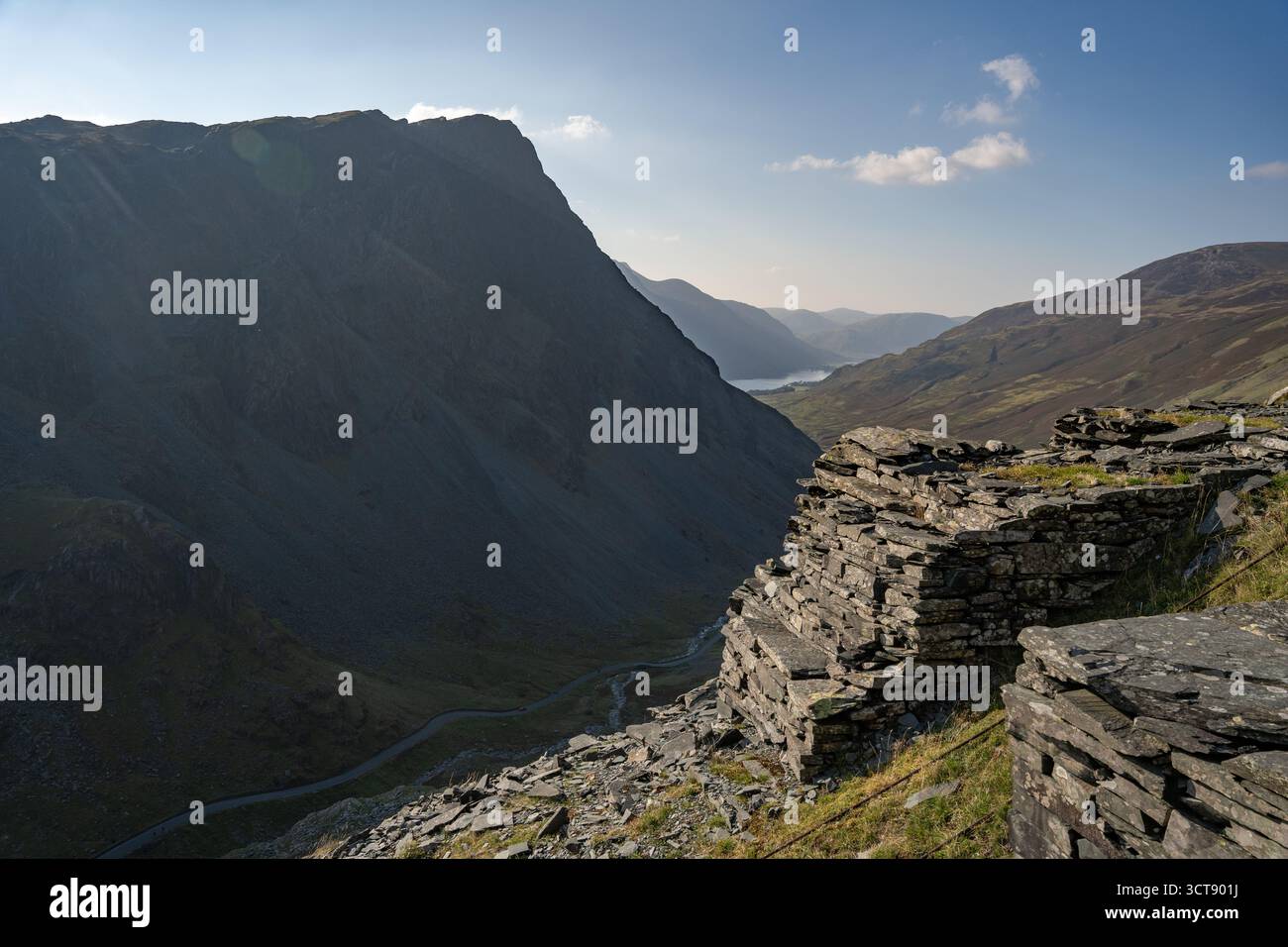 Ruines de pierre anciennes surplombant la spectaculaire vallée écossaise Highland et le lac lointain Banque D'Images