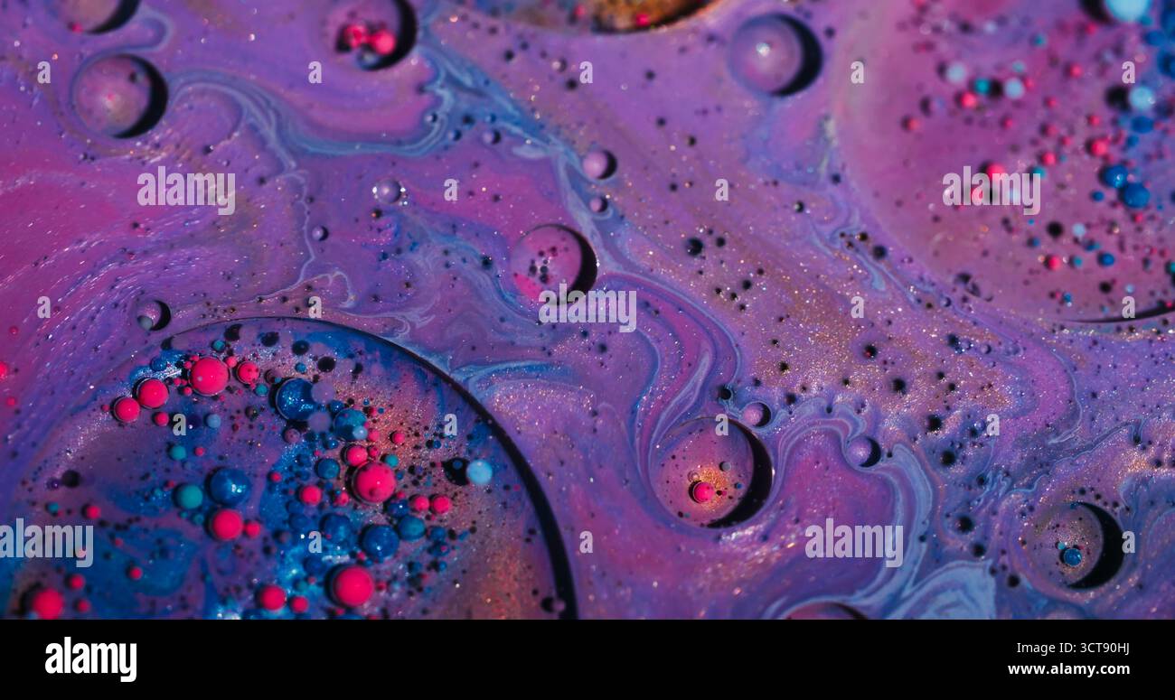 Teindre les bulles. Vague de peinture. Défocalisé rose violet bleu coloré gouttelette glitter huile liquide acrylique flottant sur fond d'art abstrait. Banque D'Images