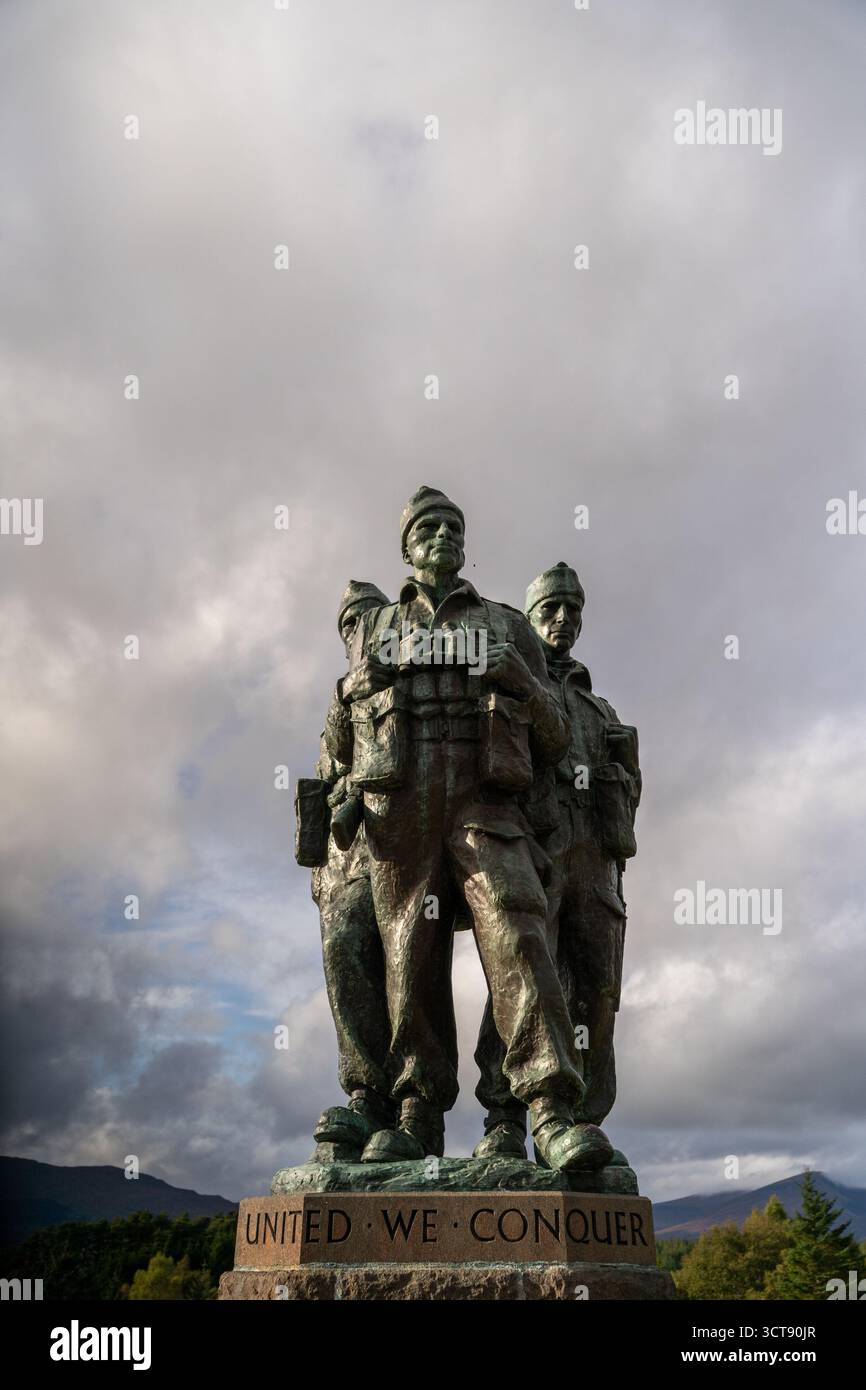 Statue commémorative de commando contre le ciel spectaculaire des Highlands écossais avec inscription « United We Conquer » Banque D'Images