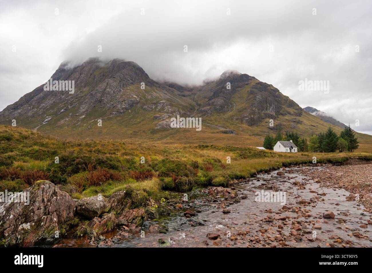 Chalet blanc isolé sous les spectaculaires montagnes écossaises entourées de brume Banque D'Images