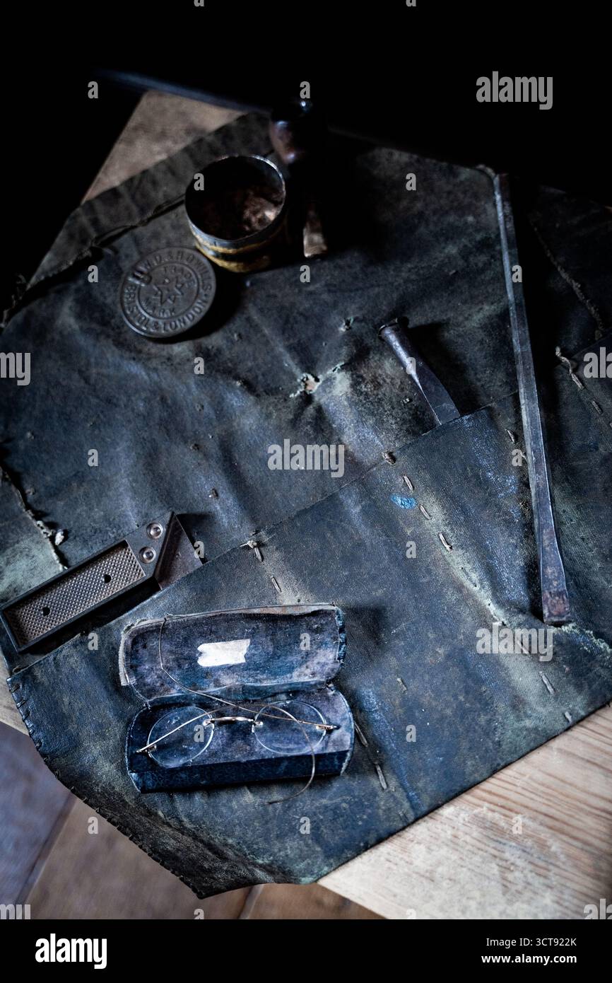 Valise en cuir vintage avec lunettes anciennes, tasse en laiton et vieux documents Banque D'Images