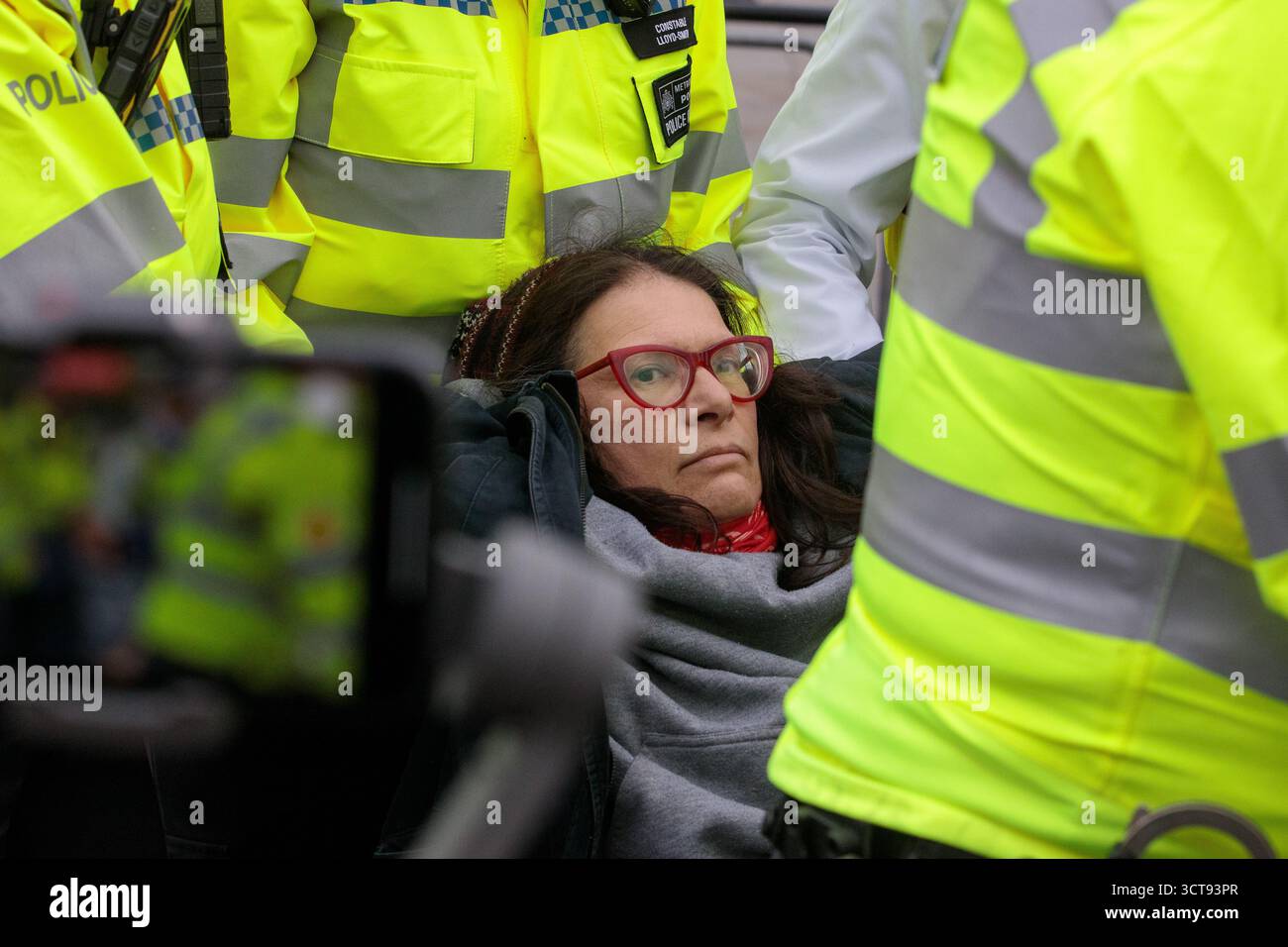 Londres, Royaume-Uni. 4 octobre 2025. Des policiers de la Metropolitan police arrêtent un manifestant qui avait une pancarte indiquant « je m'oppose au génocide, je soutiens l'action palestinienne » lors d'une veillée silencieuse de masse à Trafalgar Square organisée par Defend Our Jurys dans le cadre de sa campagne Lift the Ban contre la prohibition du groupe d'action directe Palestine action. Environ 1 000 personnes ont assisté à l'événement et la police métropolitaine, assistée de plusieurs autres forces de police, a procédé à 492 arrestations, dont 488 pour soutien à une organisation interdite. Crédit : Mark Kerrison/Alamy Live News Banque D'Images