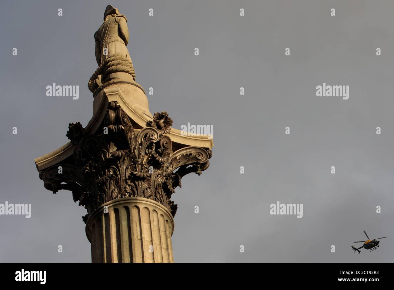 Londres, Royaume-Uni. 4 octobre 2025. Un hélicoptère de police est photographié à côté de la colonne Nelson lors d'une veillée silencieuse de masse à Trafalgar Square organisée par Defend Our Juries dans le cadre de sa campagne Lift the Ban contre la prohibition du groupe d'action directe Palestine action. Environ 1 000 personnes ont assisté à l'événement et la police métropolitaine, assistée de plusieurs autres forces de police, a procédé à 492 arrestations, dont 488 pour soutien à une organisation interdite. Crédit : Mark Kerrison/Alamy Live News Banque D'Images