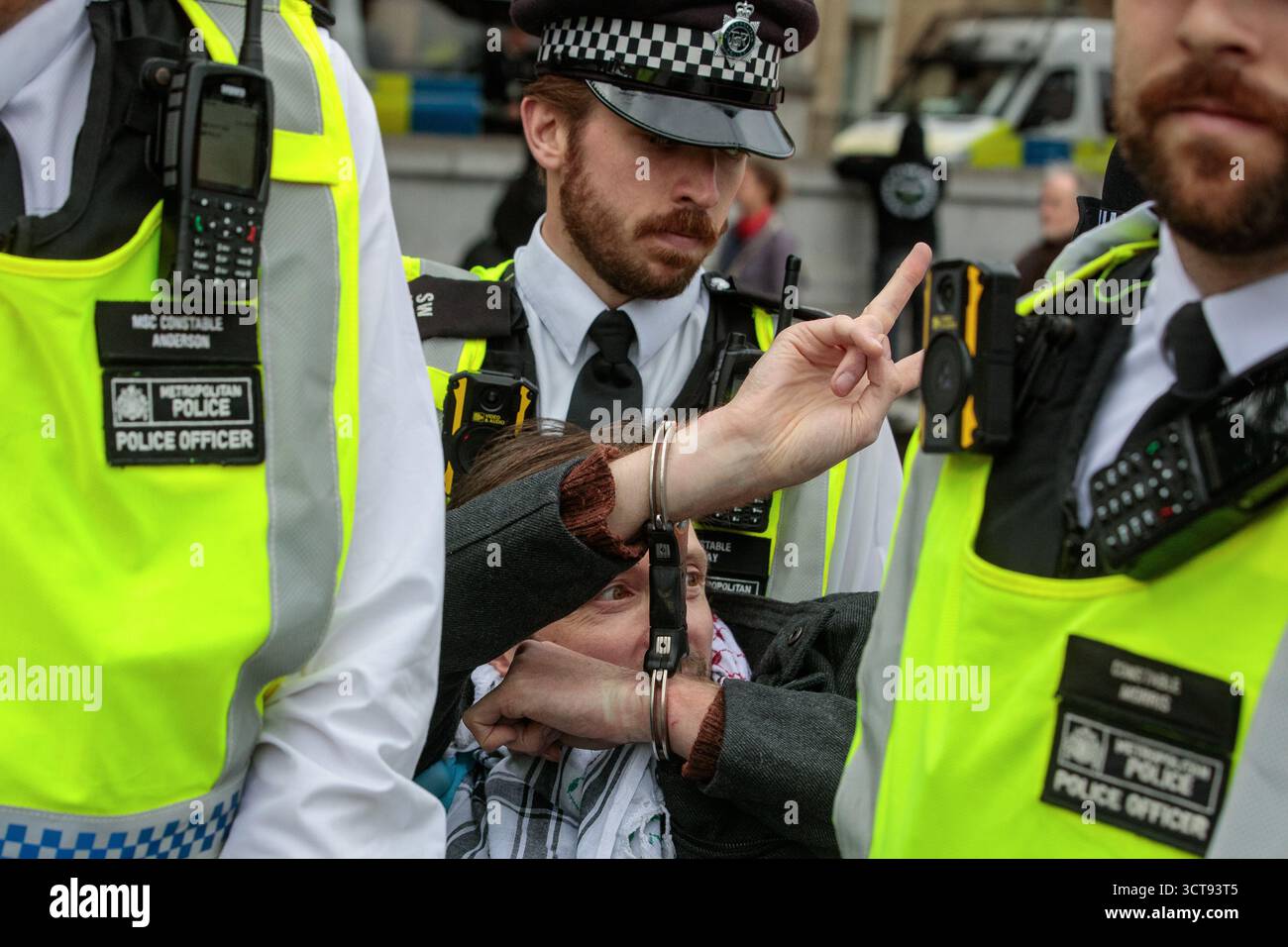 Londres, Royaume-Uni. 4 octobre 2025. Des policiers de la Metropolitan police arrêtent un manifestant qui avait une pancarte indiquant « je m'oppose au génocide, je soutiens l'action palestinienne » lors d'une veillée silencieuse de masse à Trafalgar Square organisée par Defend Our Jurys dans le cadre de sa campagne Lift the Ban contre la prohibition du groupe d'action directe Palestine action. Environ 1 000 personnes ont assisté à l'événement et la police métropolitaine, assistée de plusieurs autres forces de police, a procédé à 492 arrestations, dont 488 pour soutien à une organisation interdite. Crédit : Mark Kerrison/Alamy Live News Banque D'Images