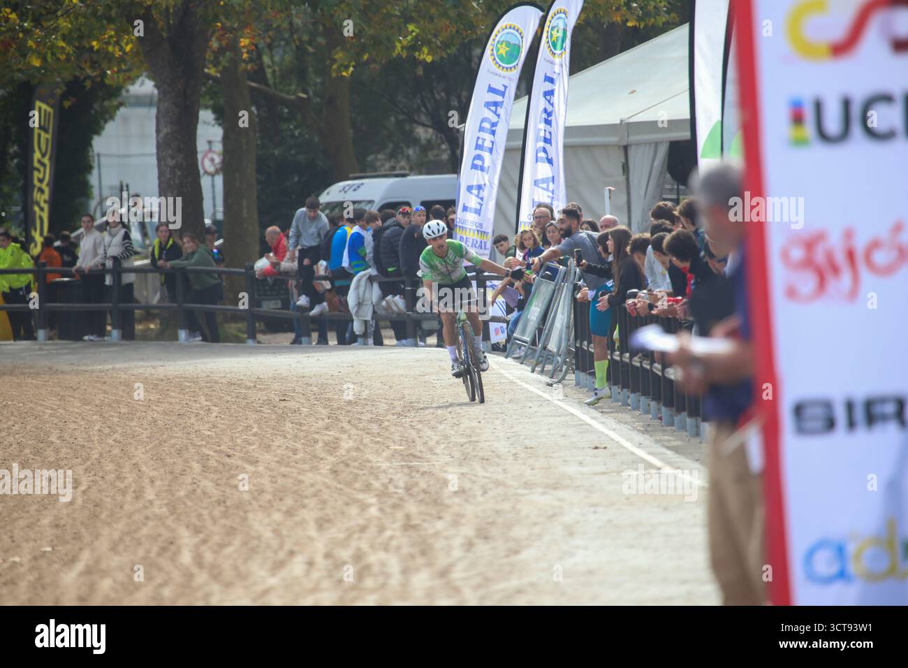 Gijón, Espagne, 5 octobre 2025 : Mario Junquera (2), cycliste de l'Unicaja Gijón, fait signe à la foule à la ligne d'arrivée lors du XV Trophée Villa de Gijón, le 5 octobre 2025, à Gijón, Espagne. Crédit : Alberto Brevers / Alamy Live News. Banque D'Images