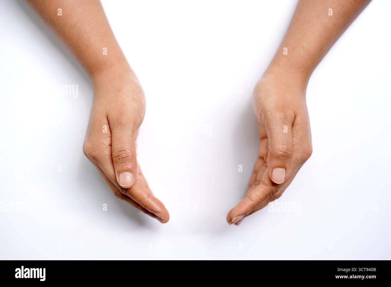 Mains de beauté montrant quelque chose couvert, protection sur fond blanc. image maquette Banque D'Images