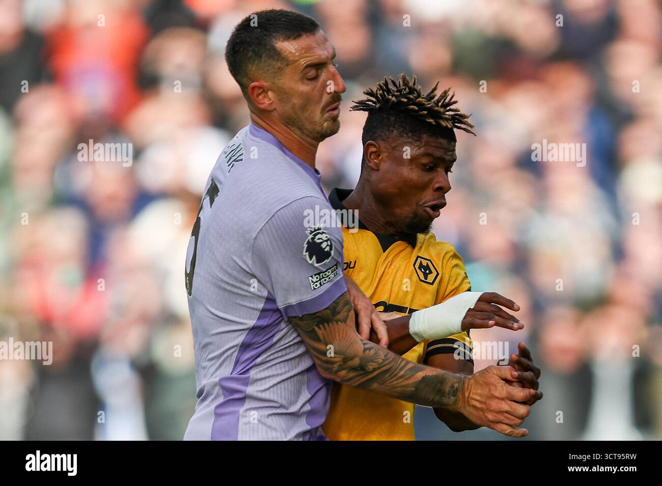 Molineux, Wolverhampton le dimanche 5 octobre 2025. 5, Lewis Dunk de Brighton & 12, Emmanuel Agbadou de Wolverhampton Wanderers se battent lors du match de premier League entre Wolverhampton Wanderers et Brighton et Hove Albion à Molineux, Wolverhampton le dimanche 5 octobre 2025. (Photo : Stuart Leggett | mi News) crédit : MI News & Sport /Alamy Live News Banque D'Images