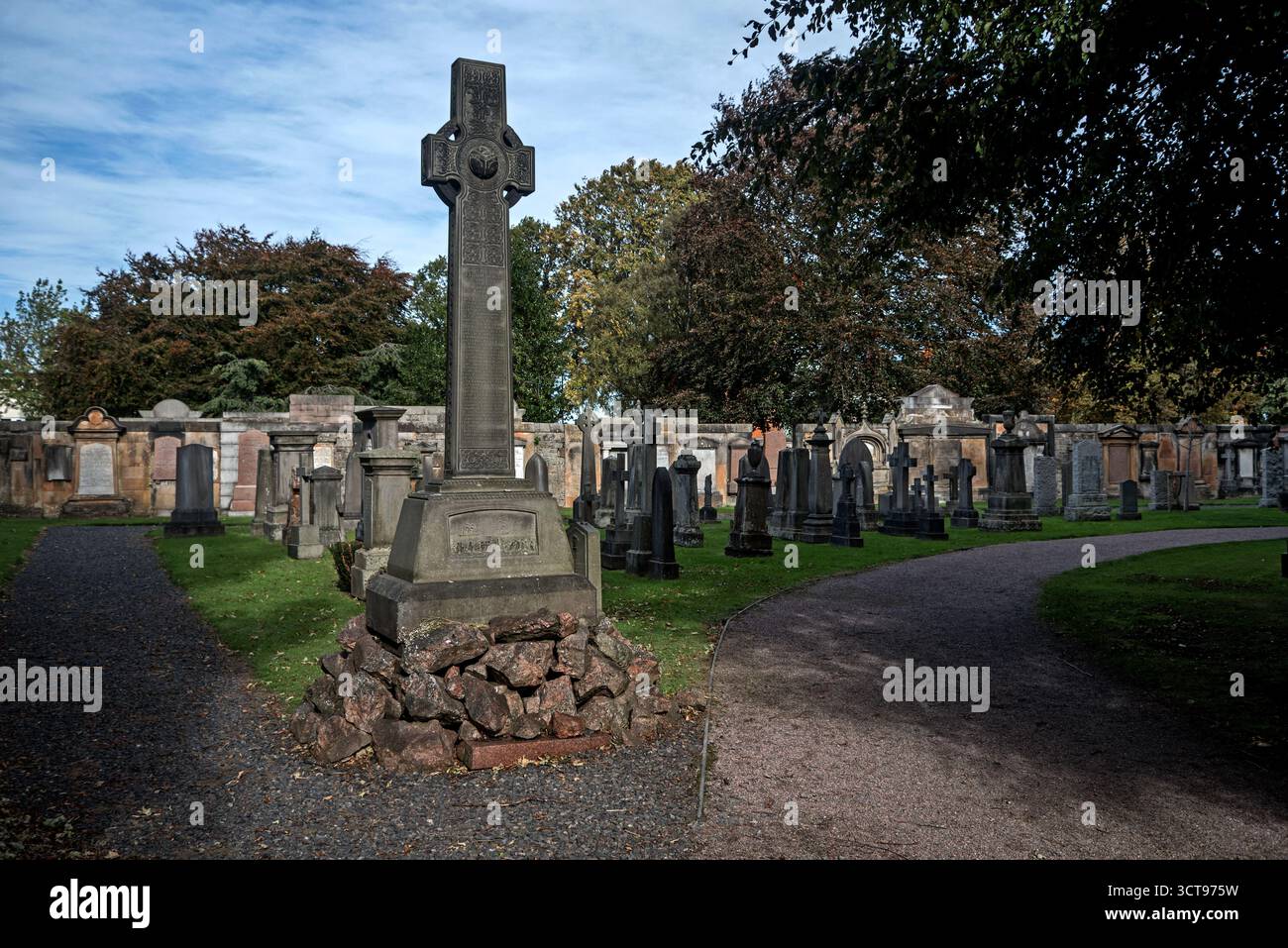 Le mémorial du Lt John Irving RN, qui a servi sur le HMS Terror sous Sir John Franklin, dans le cimetière Dean, à Édimbourg, en Écosse, au Royaume-Uni. Banque D'Images Le mémorial du Lt John Irving RN, qui a servi sur le HMS Terror sous Sir John Franklin, dans le cimetière Dean, à Édimbourg, en Écosse, au Royaume-Uni. Banque D'Images