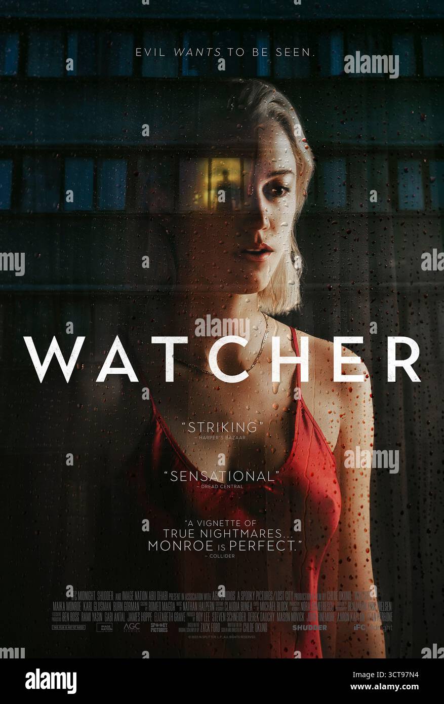 Watcher (2022) réalisé par Chloe Okuno et mettant en vedette Maika Monroe, Karl Glusman et Burn Gorman. Une jeune femme soupçonne d’être traquée par un tueur en série à Bucarest. Affiche AMÉRICAINE À une feuille POUR USAGE ÉDITORIAL UNIQUEMENT. Crédit : BFA / IFC Midnight Banque D'Images