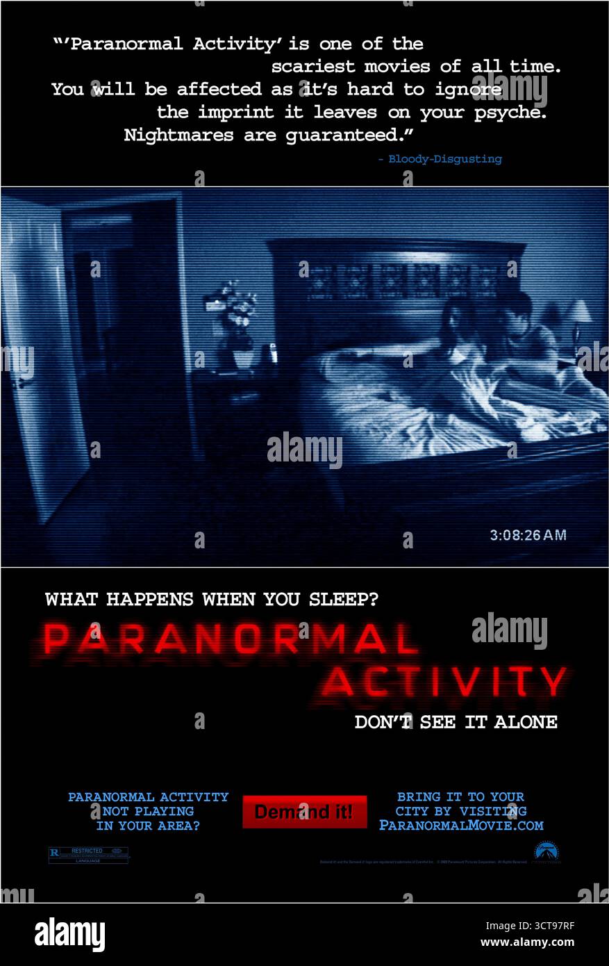 Paranormal Activity (2007) réalisé par Oren Peli et mettant en vedette Katie Featherston, Micah Sloat et Mark Fredrichs. Un jeune couple a installé des caméras autour de leur maison pour documenter des événements surnaturels terrifiants causés par une présence maléfique. Affiche AMÉRICAINE À une feuille POUR USAGE ÉDITORIAL UNIQUEMENT. Crédit : BFA / Paramount Pictures Banque D'Images