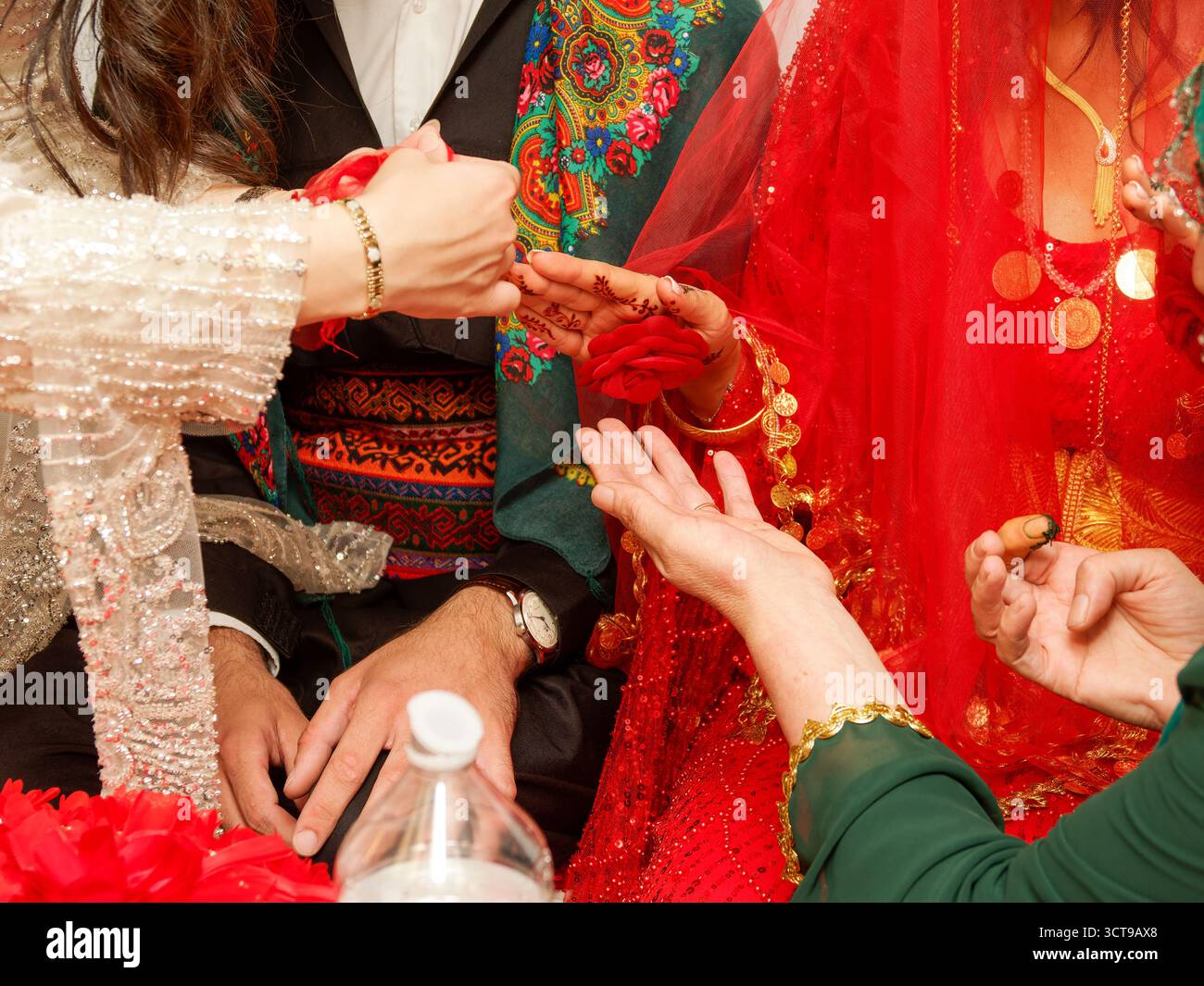 Femme appliquant de la pâte de henné à la main de la mariée pendant la cérémonie kurde-tunisienne de pré-mariage. Banque D'Images