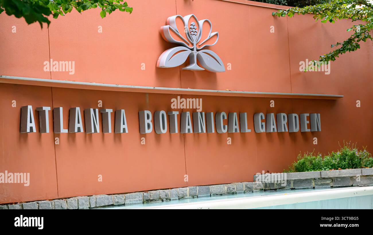 Atlanta Botanical Garden signe sur un mur de couleur pêche dans les jardins à Atlanta, Géorgie, États-Unis. Banque D'Images