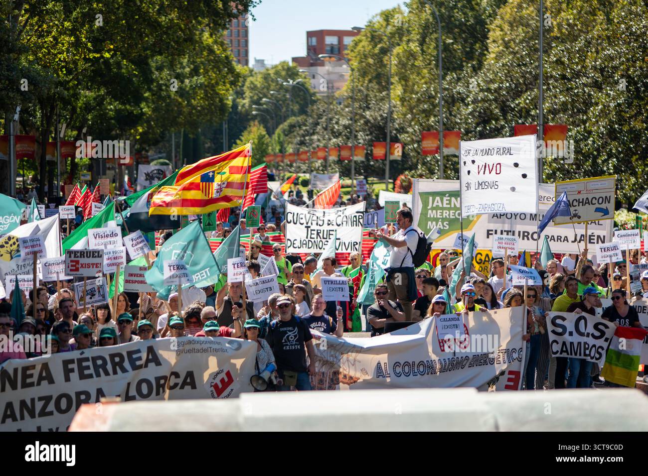 5 octobre 2025. Madrid. Des centaines de personnes originaires d’Aragon, de Castille-la Manche, d’Andalousie, de Murcie et d’autres régions de « l’Espagne dépeuplée » manifestent à Madrid contre l’abandon des zones rurales en raison des politiques extractives et spéculatives mises en œuvre par les gouvernements locaux et étatiques au cours de la dernière décennie. Il s’agit d’une manifestation pacifique, mais qui vise à élever sa voix en faveur de la justice et de l’équité en raison du manque de services, de transports, de soins de santé et de la mise en œuvre incontrôlée de projets d’énergies renouvelables à grande échelle qui menacent les ressources naturelles et l’avenir des zones rurales Banque D'Images