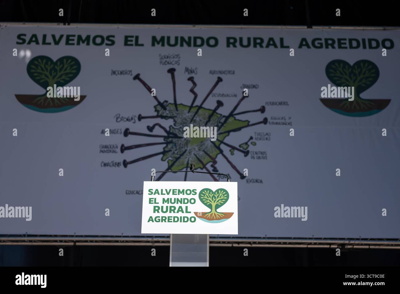 5 octobre 2025. Madrid. Des centaines de personnes originaires d’Aragon, de Castille-la Manche, d’Andalousie, de Murcie et d’autres régions de « l’Espagne dépeuplée » manifestent à Madrid contre l’abandon des zones rurales en raison des politiques extractives et spéculatives mises en œuvre par les gouvernements locaux et étatiques au cours de la dernière décennie. Il s’agit d’une manifestation pacifique, mais qui vise à élever sa voix en faveur de la justice et de l’équité en raison du manque de services, de transports, de soins de santé et de la mise en œuvre incontrôlée de projets d’énergies renouvelables à grande échelle qui menacent les ressources naturelles et l’avenir des zones rurales Banque D'Images