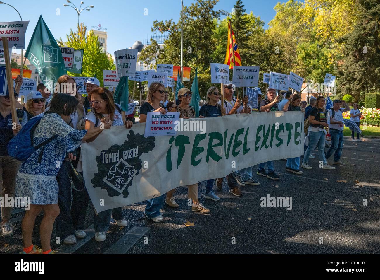 5 octobre 2025. Madrid. Des centaines de personnes originaires d’Aragon, de Castille-la Manche, d’Andalousie, de Murcie et d’autres régions de « l’Espagne dépeuplée » manifestent à Madrid contre l’abandon des zones rurales en raison des politiques extractives et spéculatives mises en œuvre par les gouvernements locaux et étatiques au cours de la dernière décennie. Il s’agit d’une manifestation pacifique, mais qui vise à élever sa voix en faveur de la justice et de l’équité en raison du manque de services, de transports, de soins de santé et de la mise en œuvre incontrôlée de projets d’énergies renouvelables à grande échelle qui menacent les ressources naturelles et l’avenir des zones rurales Banque D'Images