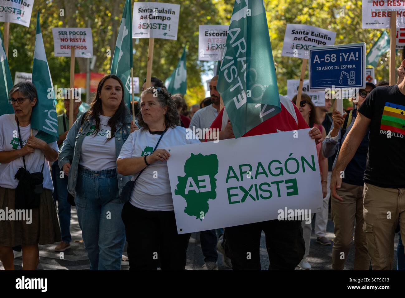 5 octobre 2025. Madrid. Des centaines de personnes originaires d’Aragon, de Castille-la Manche, d’Andalousie, de Murcie et d’autres régions de « l’Espagne dépeuplée » manifestent à Madrid contre l’abandon des zones rurales en raison des politiques extractives et spéculatives mises en œuvre par les gouvernements locaux et étatiques au cours de la dernière décennie. Il s’agit d’une manifestation pacifique, mais qui vise à élever sa voix en faveur de la justice et de l’équité en raison du manque de services, de transports, de soins de santé et de la mise en œuvre incontrôlée de projets d’énergies renouvelables à grande échelle qui menacent les ressources naturelles et l’avenir des zones rurales Banque D'Images