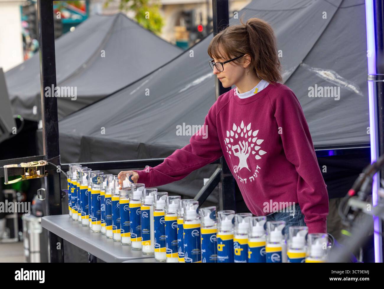 Londres, Royaume-Uni. 5 octobre 2025. Des bougies sont allumées pour se souvenir du massacre et des otages. Des milliers de personnes se sont rassemblées à Trafalgar Square pour marquer le deuxième anniversaire des attentats du 7 octobre et pleurer les victimes de l'attentat terroriste perpétré jeudi à la synagogue de Manchester. Organisé par le Conseil des députés et le Jewish leadership Council (JLC), le mémorial a vu les membres de la communauté et les alliés se rassembler à Trafalgar Square, le remplissant jusqu'aux marches de la National Gallery Credit : Mark Thomas/Alamy Live News Banque D'Images
