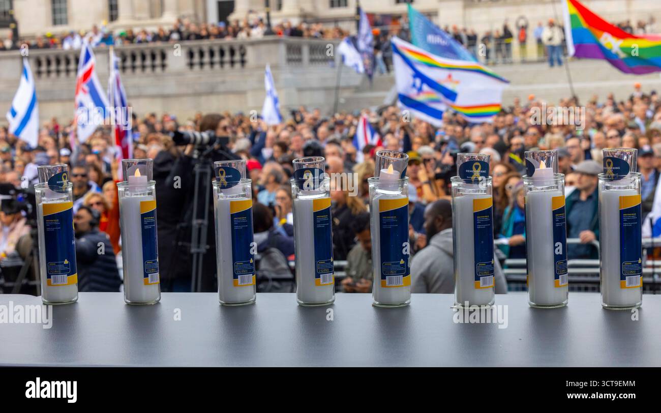 Londres, Royaume-Uni. 5 octobre 2025. Des bougies sont allumées pour se souvenir du massacre et des otages. Des milliers de personnes se sont rassemblées à Trafalgar Square pour marquer le deuxième anniversaire des attentats du 7 octobre et pleurer les victimes de l'attentat terroriste perpétré jeudi à la synagogue de Manchester. Organisé par le Conseil des députés et le Jewish leadership Council (JLC), le mémorial a vu les membres de la communauté et les alliés se rassembler à Trafalgar Square, le remplissant jusqu'aux marches de la National Gallery Credit : Mark Thomas/Alamy Live News Banque D'Images