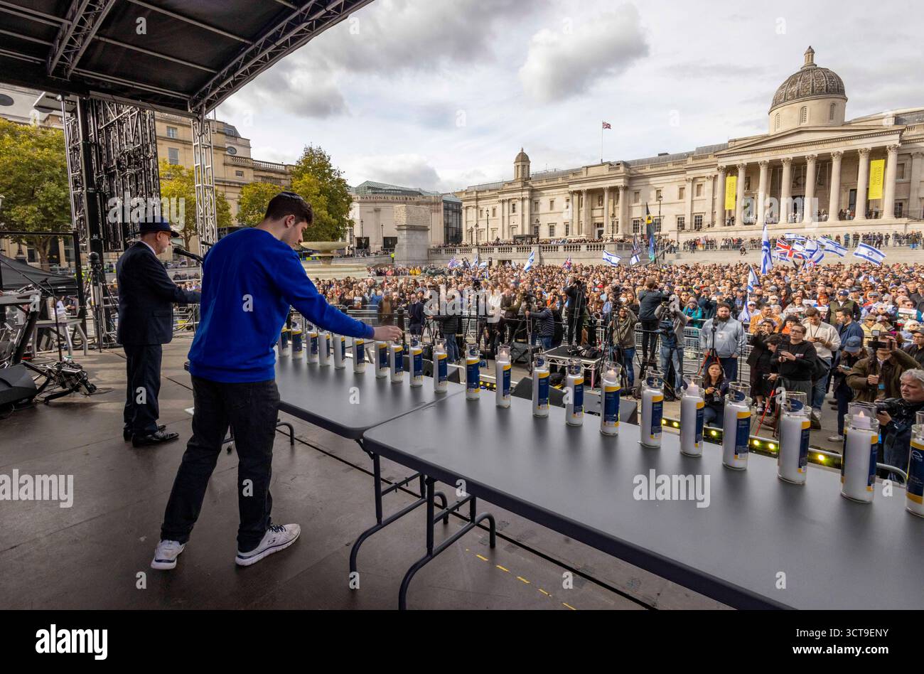 Londres, Royaume-Uni. 5 octobre 2025. Des bougies sont allumées pour se souvenir du massacre et des otages. Des milliers de personnes se sont rassemblées à Trafalgar Square pour marquer le deuxième anniversaire des attentats du 7 octobre et pleurer les victimes de l'attentat terroriste perpétré jeudi à la synagogue de Manchester. Organisé par le Conseil des députés et le Jewish leadership Council (JLC), le mémorial a vu les membres de la communauté et les alliés se rassembler à Trafalgar Square, le remplissant jusqu'aux marches de la National Gallery Credit : Mark Thomas/Alamy Live News Banque D'Images