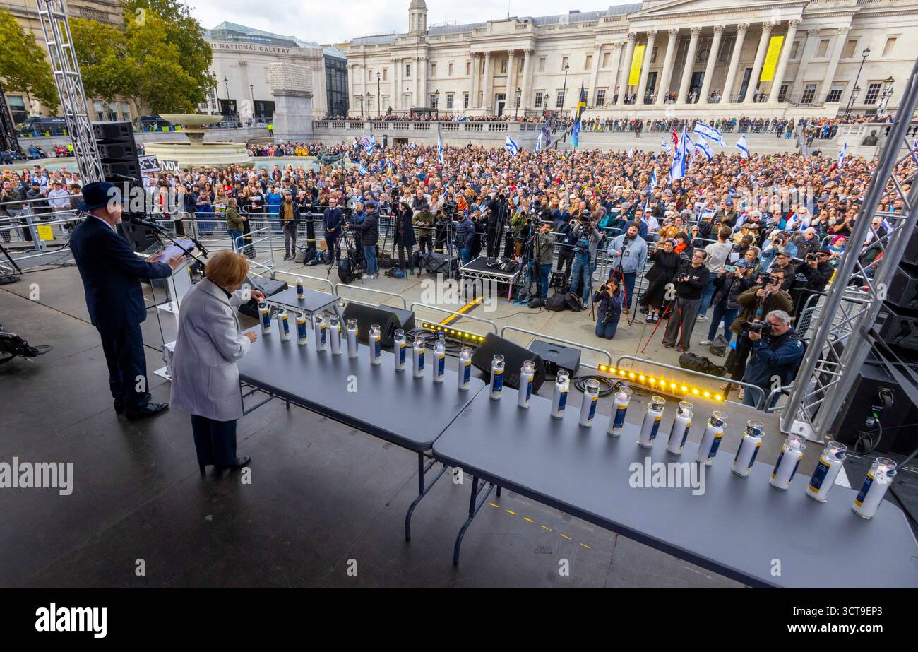 Londres, Royaume-Uni. 5 octobre 2025. Des bougies sont allumées pour se souvenir du massacre et des otages. Des milliers de personnes se sont rassemblées à Trafalgar Square pour marquer le deuxième anniversaire des attentats du 7 octobre et pleurer les victimes de l'attentat terroriste perpétré jeudi à la synagogue de Manchester. Organisé par le Conseil des députés et le Jewish leadership Council (JLC), le mémorial a vu les membres de la communauté et les alliés se rassembler à Trafalgar Square, le remplissant jusqu'aux marches de la National Gallery Credit : Mark Thomas/Alamy Live News Banque D'Images