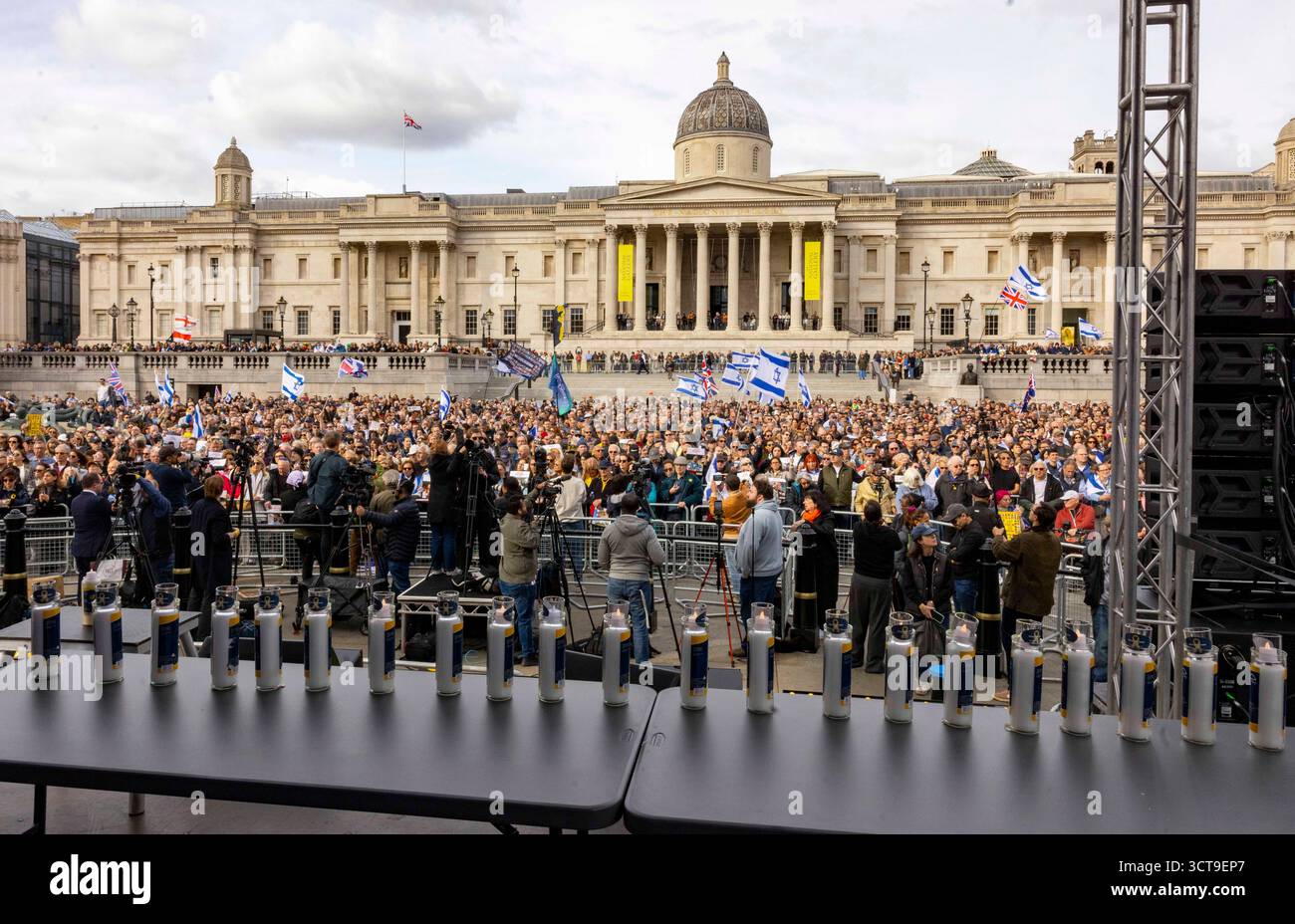 Londres, Royaume-Uni. 5 octobre 2025. Des bougies sont allumées pour se souvenir du massacre et des otages. Des milliers de personnes se sont rassemblées à Trafalgar Square pour marquer le deuxième anniversaire des attentats du 7 octobre et pleurer les victimes de l'attentat terroriste perpétré jeudi à la synagogue de Manchester. Organisé par le Conseil des députés et le Jewish leadership Council (JLC), le mémorial a vu les membres de la communauté et les alliés se rassembler à Trafalgar Square, le remplissant jusqu'aux marches de la National Gallery Credit : Mark Thomas/Alamy Live News Banque D'Images