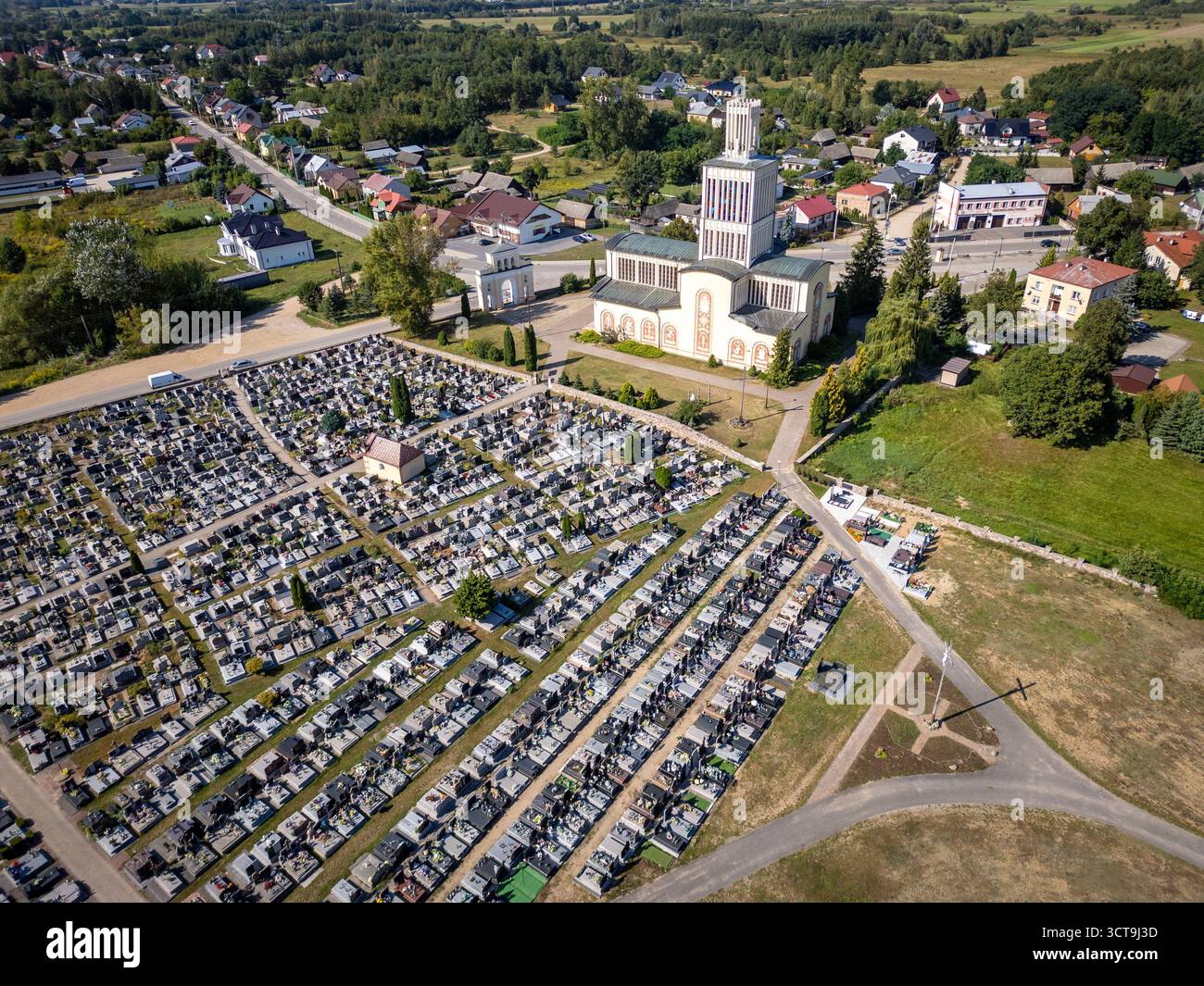 Prostyn, Pologne - 9 septembre 2025 : vue par drone du cimetière et de la basilique de la Sainte Trinité et Sainte Anne dans le village de Prostyn Banque D'Images