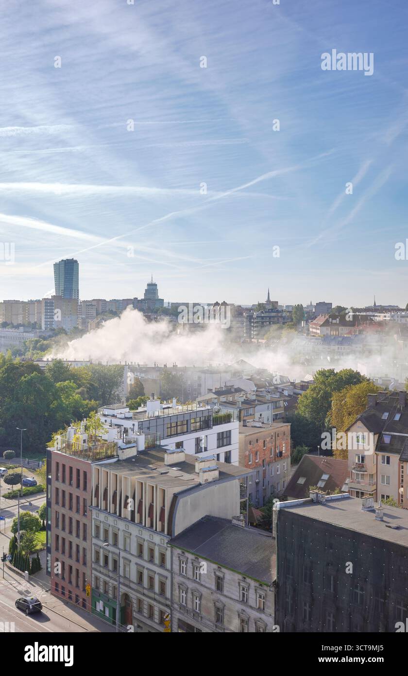 Fumée des cheminées des maisons chauffées au charbon. Banque D'Images