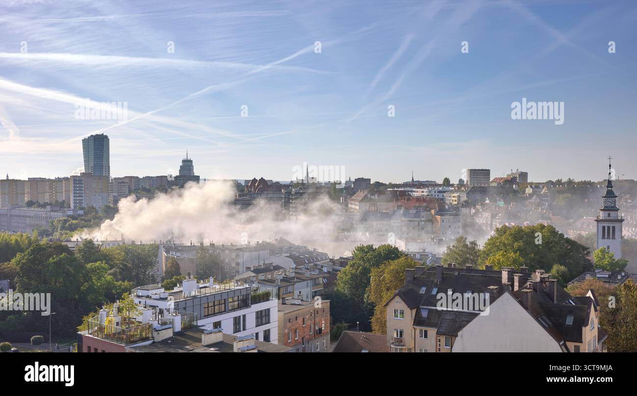 Fumée des cheminées des maisons chauffées au charbon. Banque D'Images