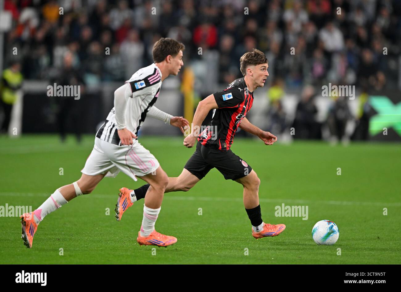 Turin, Italie. 05 octobre 2025. Alexis Saelemaekers de l'AC Milan échappe au défi de Kenan Yildiz de la Juventus FC lors du match de Serie A entre la Juventus FC et l'AC Milan au stade Allianz le 5 octobre 2025 à Turin, en Italie. ( Credit : Chris Ricco/Alamy Live News Banque D'Images