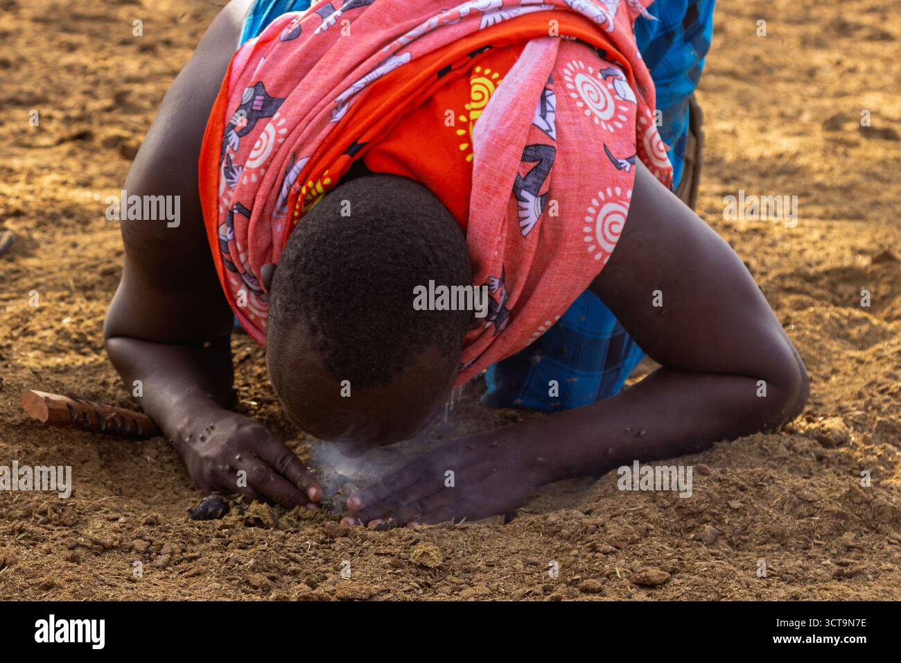 Un homme Massaï au Kenya utilise des méthodes traditionnelles pour allumer un incendie dans son village. Banque D'Images