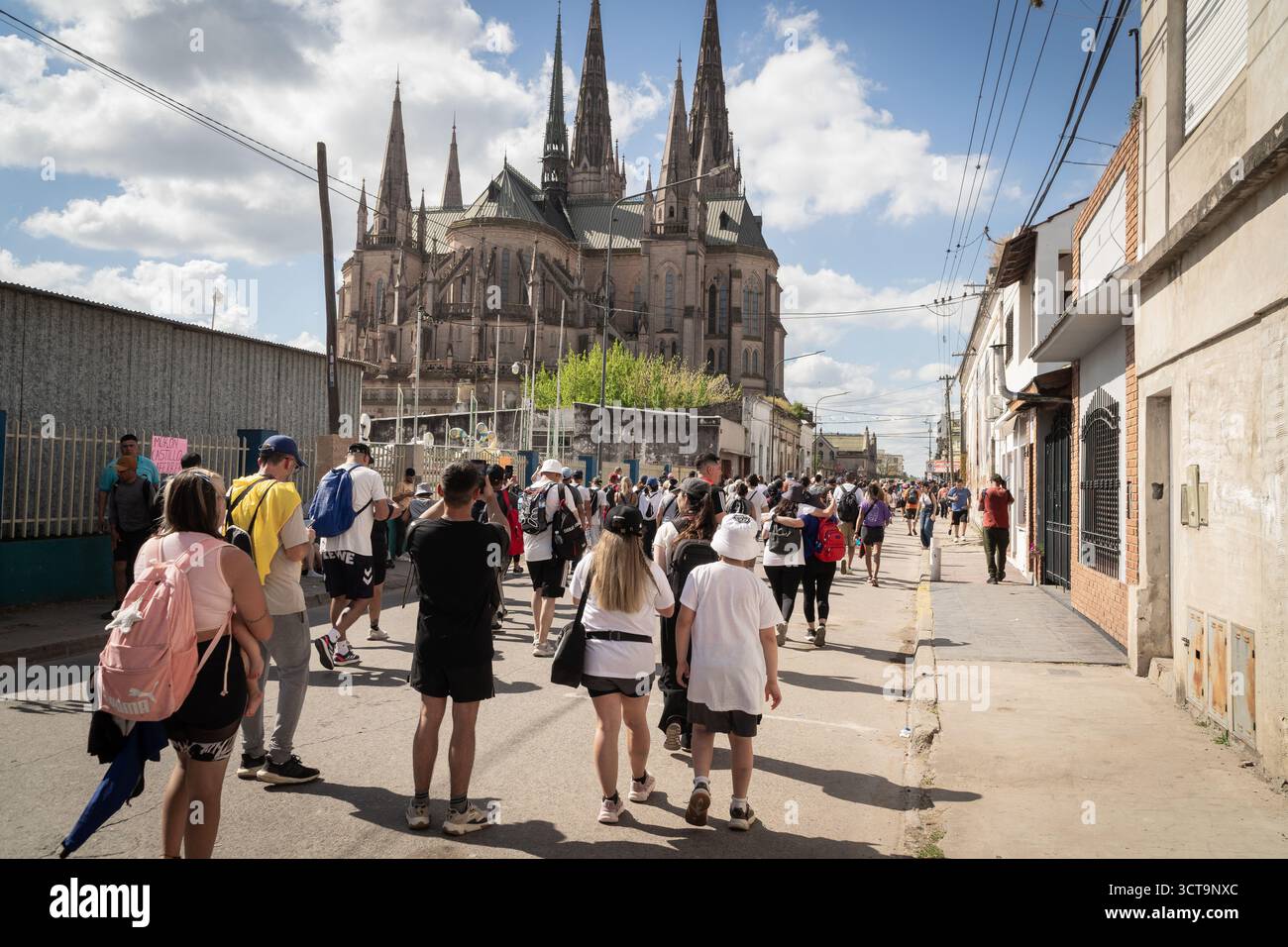 Buenos Aires, Argentine. 04 octobre 2025. Ville de Lujan. Vue sur les 200 derniers mètres du parcours avec la basilique en vue. 4 octobre 2025. Crédit : Guillermo Castro. Crédit : Guillermo Castro/Alamy Live News Banque D'Images