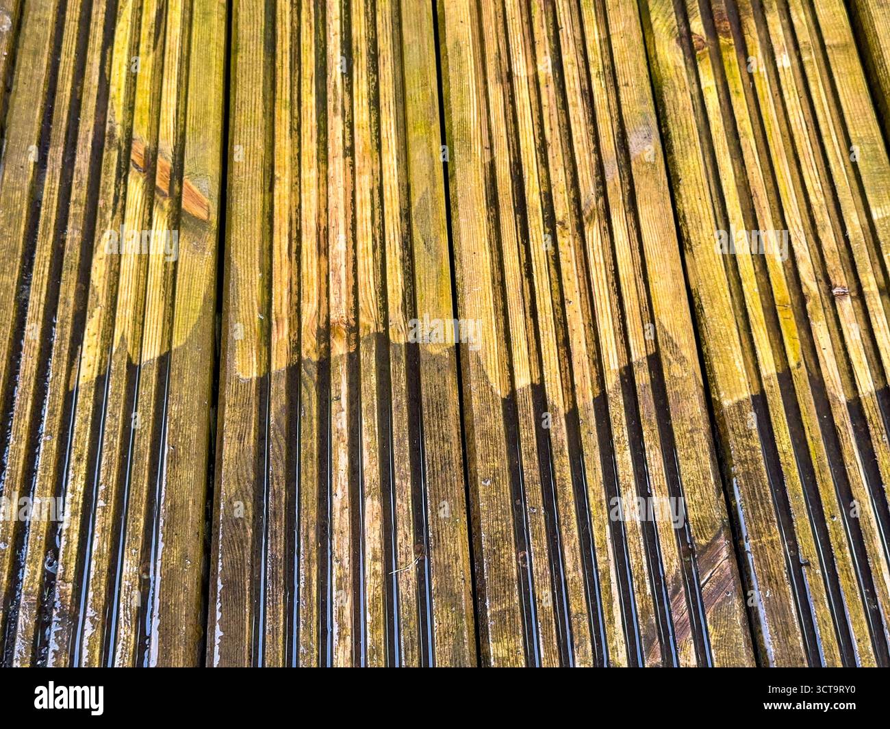 Avant et après la vue de la saleté et de la saleté nettoyée de la terrasse en bois à l'aide d'un nettoyeur haute pression. Concept DIY. Banque D'Images