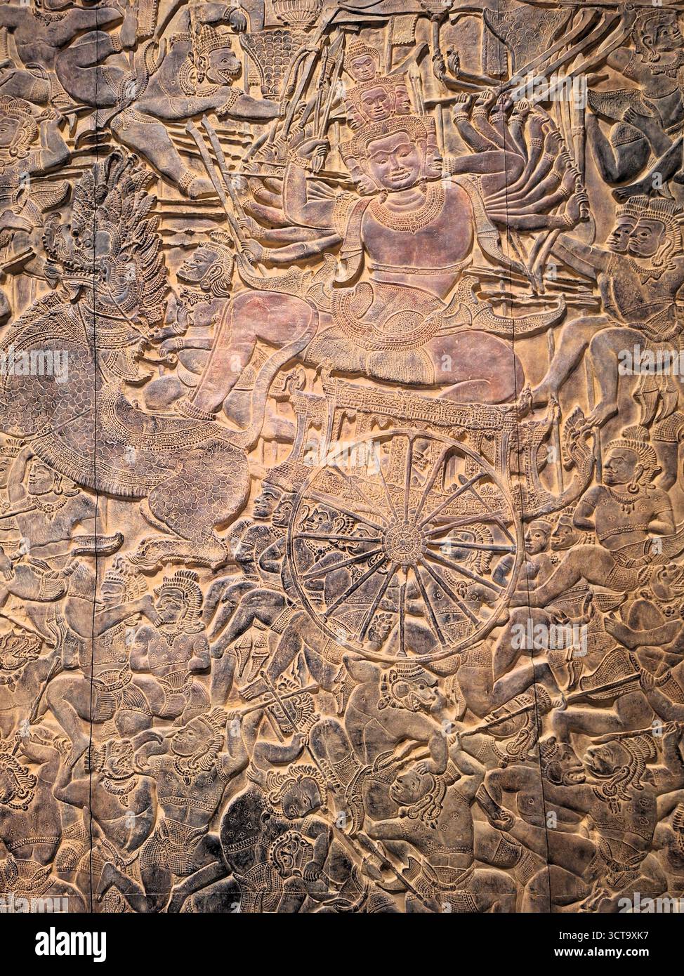 Gros plan vertical d'une représentation d'une scène de l'ancienne mythologie bouddhiste sur les reliefs muraux du temple d'Angkor Wat, au Cambodge Banque D'Images
