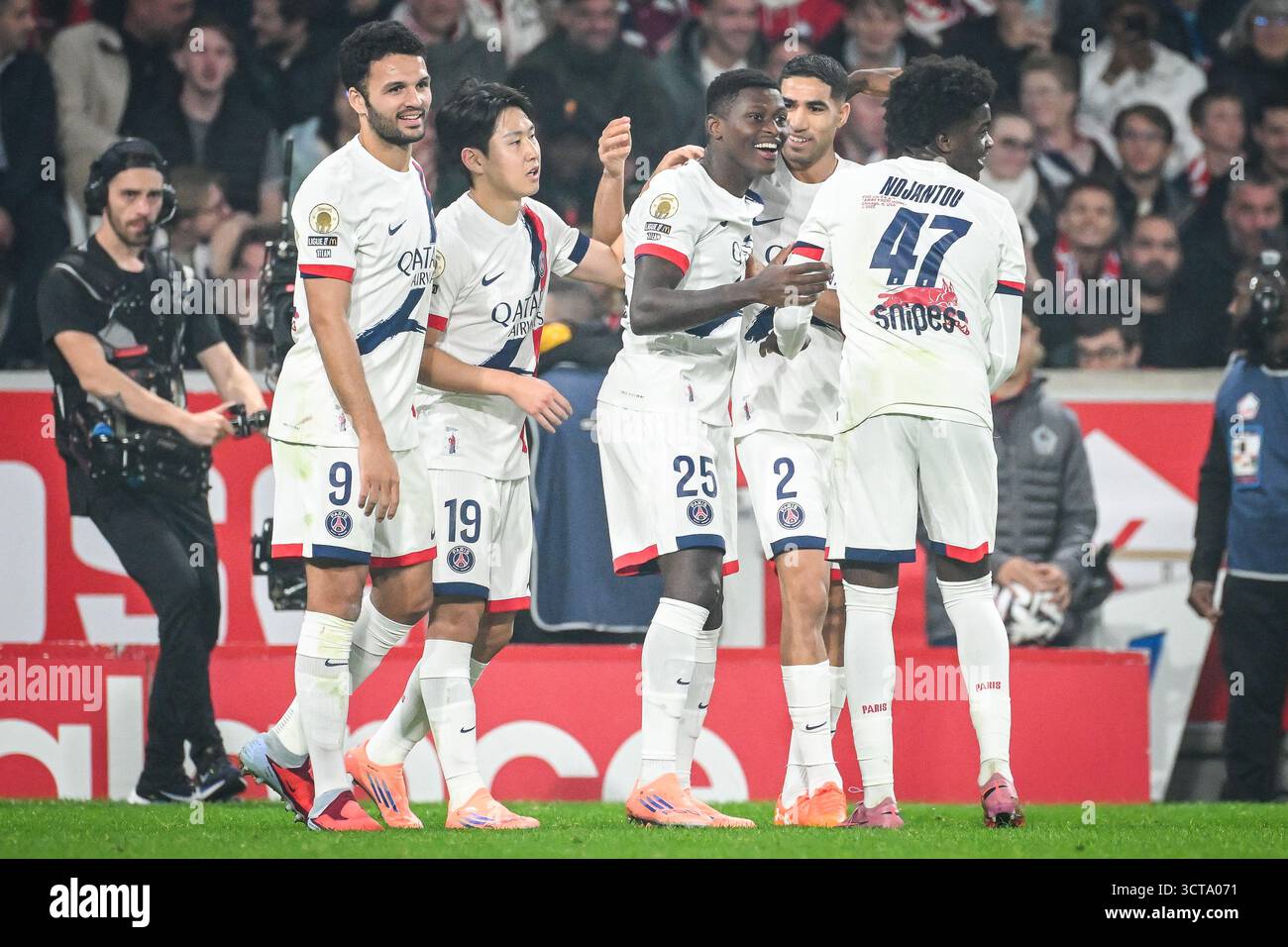 5 octobre 2025, Villeneuve-D'ascq, France, France : Nuno MENDES du PSG célèbre son but avec ses coéquipiers lors du match de Ligue 1 opposant Lille OSC (LOSC) et Paris Saint-Germain (PSG) au stade Pierre Mauroy le 05 octobre 2025 à Villeneuve-d'Ascq près de Lille, France. (Crédit image : © Matthieu Mirville/ZUMA Press Wire) USAGE ÉDITORIAL SEULEMENT ! Non destiné à UN USAGE commercial ! Banque D'Images
