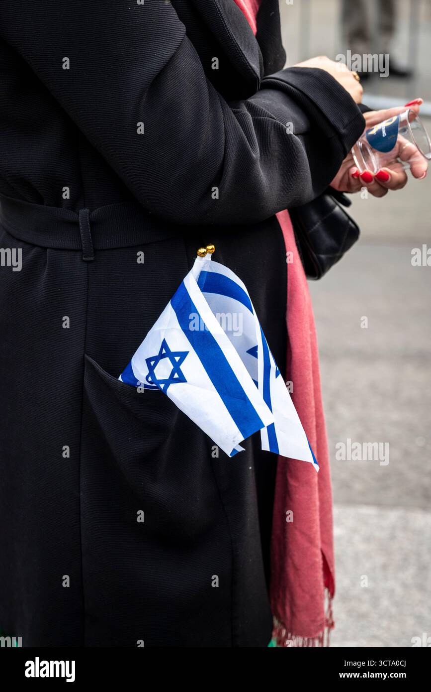 Quelques milliers de personnes se sont rassemblées à Trafalgar Square à Londres pour commémorer les deux années qui se sont écoulées depuis les attaques du Hamas contre Israël le 7 octobre 2023, à Londres, au Royaume-Uni Banque D'Images
