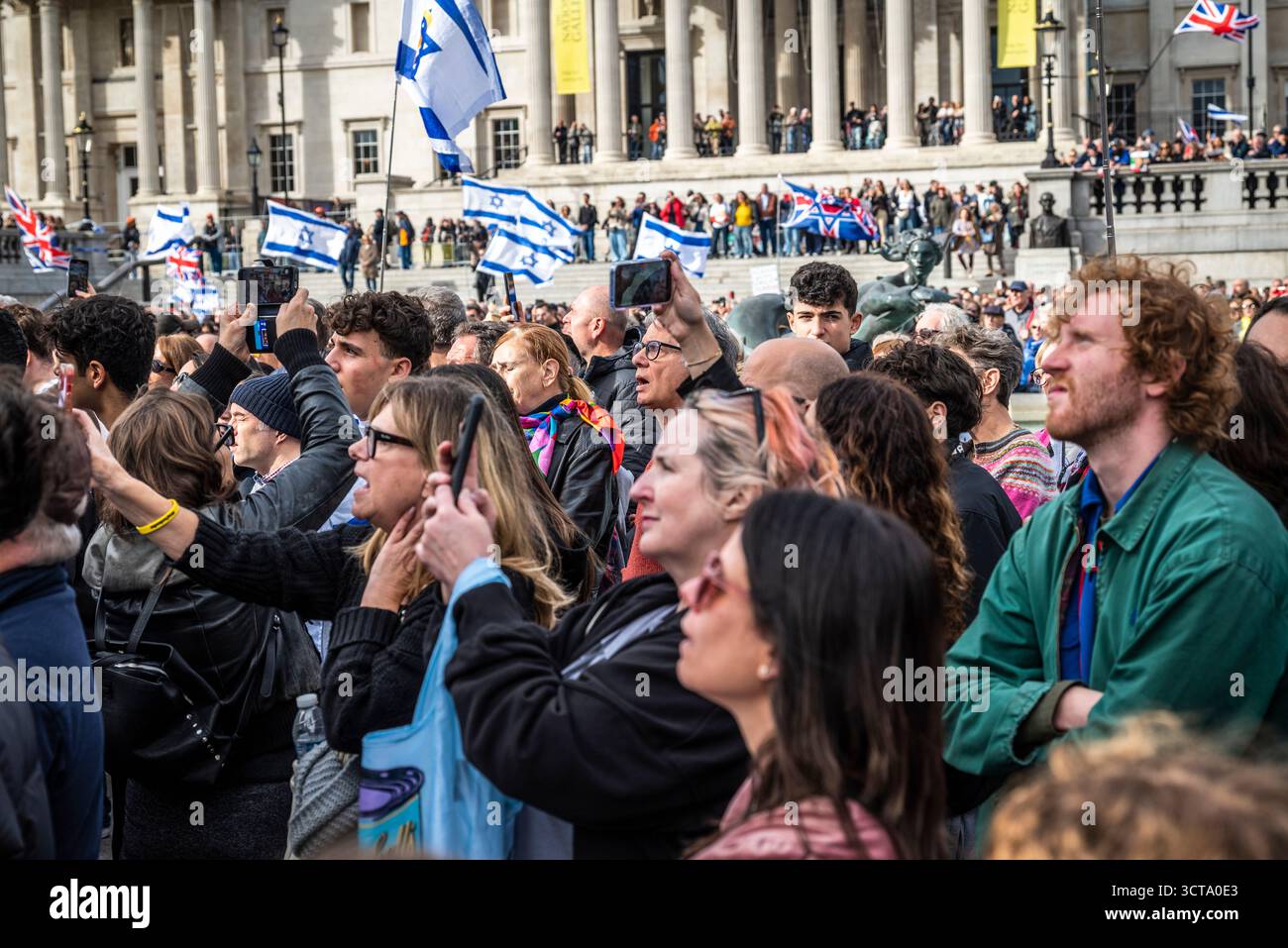 Quelques milliers de personnes se sont rassemblées à Trafalgar Square à Londres pour commémorer les deux années qui se sont écoulées depuis les attaques du Hamas contre Israël le 7 octobre 2023, à Londres, au Royaume-Uni Banque D'Images
