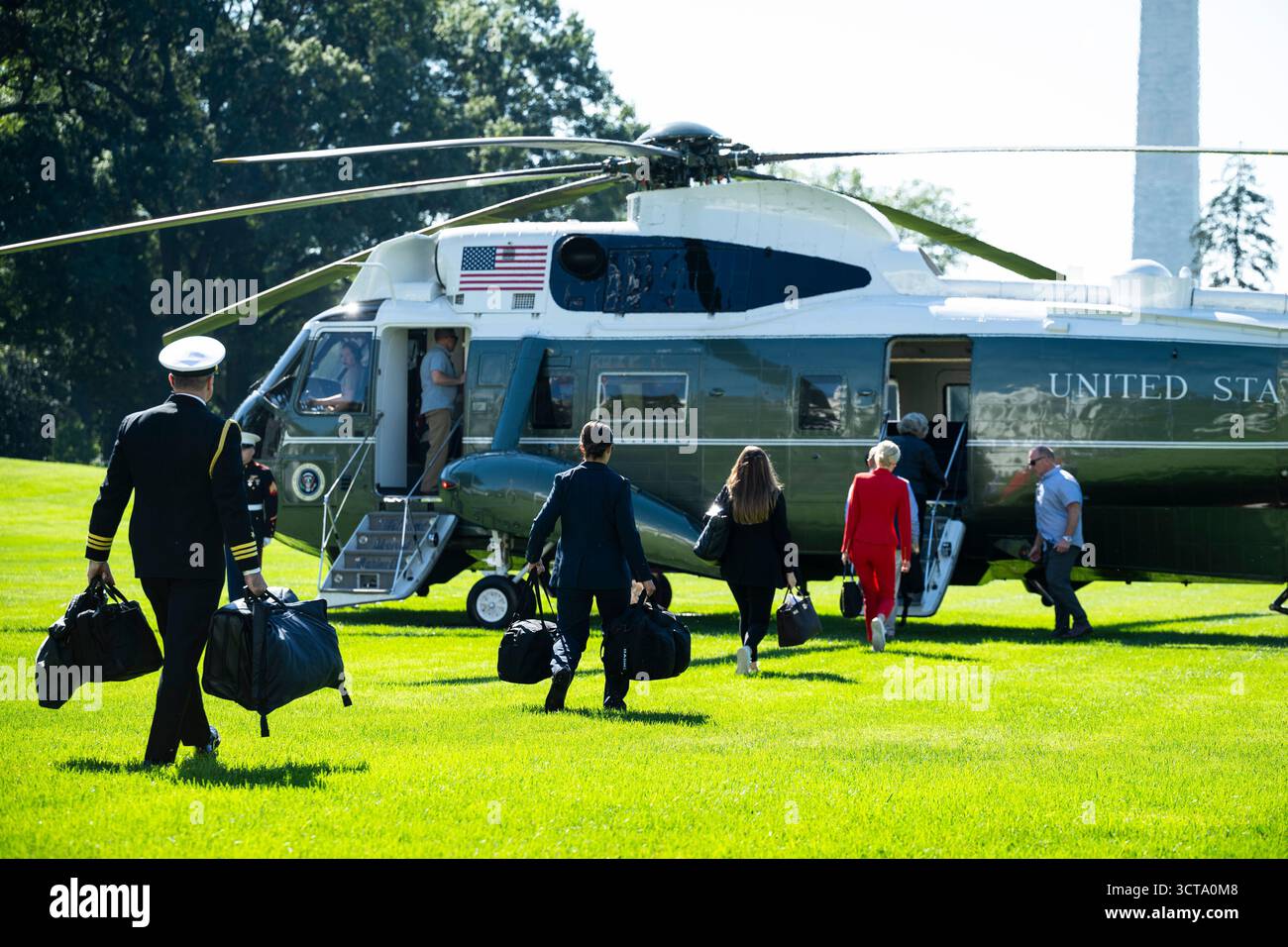 Des membres du personnel présidentiel marchent sur la pelouse sud de la Maison Blanche à Washington, DC, États-Unis, avant d'embarquer sur Marine One pour prendre l'avion pour Norfolk, Virginie, le dimanche 5 octobre 2025. Des syndicats représentant des centaines de milliers de travailleurs fédéraux ont demandé à un juge américain d’empêcher immédiatement l’administration Trump de procéder à des licenciements de masse pendant la fermeture du gouvernement alors qu’ils font valoir une contestation judiciaire. Crédit : Graeme Sloan / piscine via CNP Banque D'Images