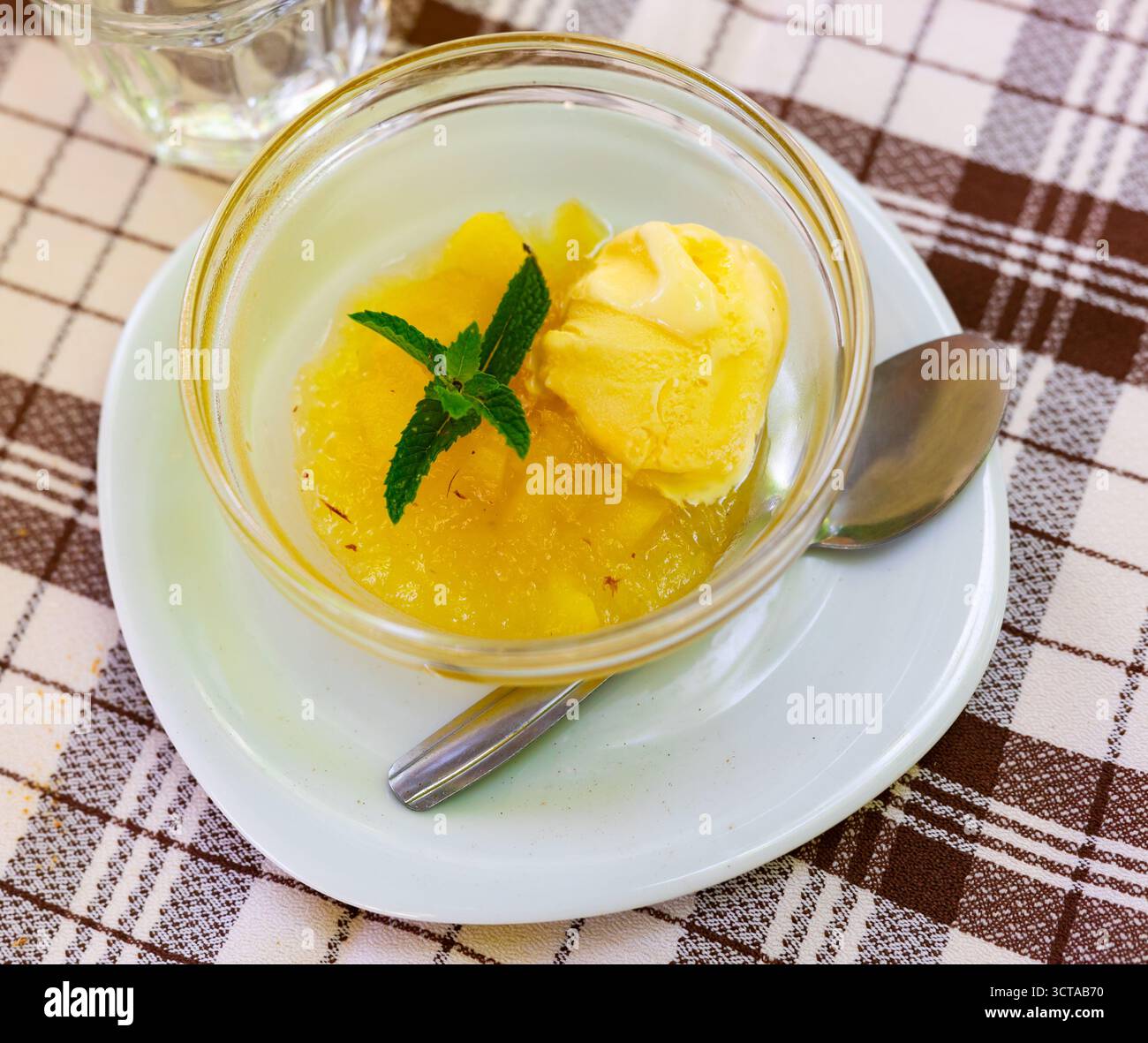 Compote de pommes avec glace à la vanille Banque D'Images