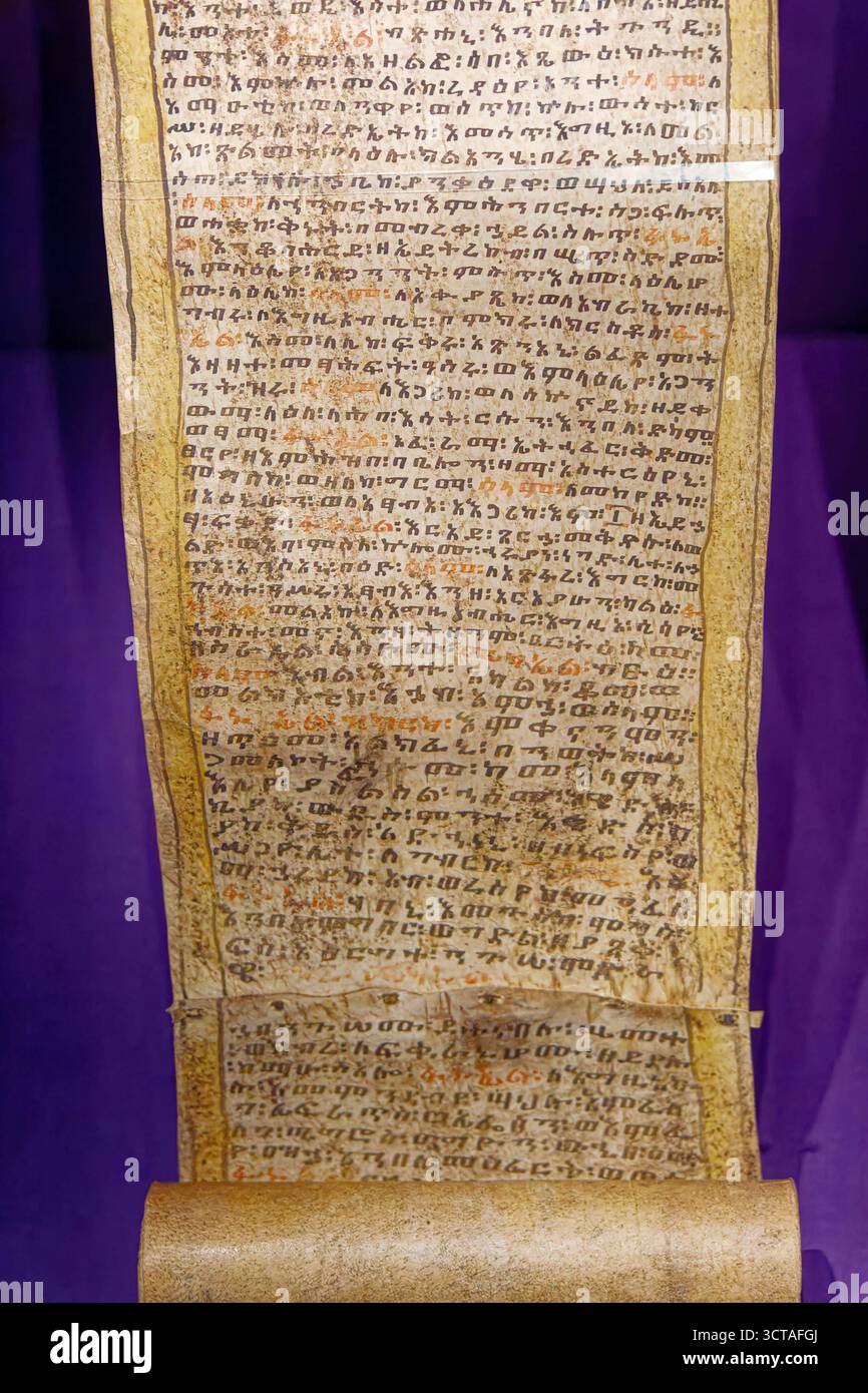 DUBLIN, IRLANDE - 16 août 2025 : manuscrit arabe rare exposé au Chester Beatty Museum, présentant la calligraphie islamique historique et le Schushi Banque D'Images