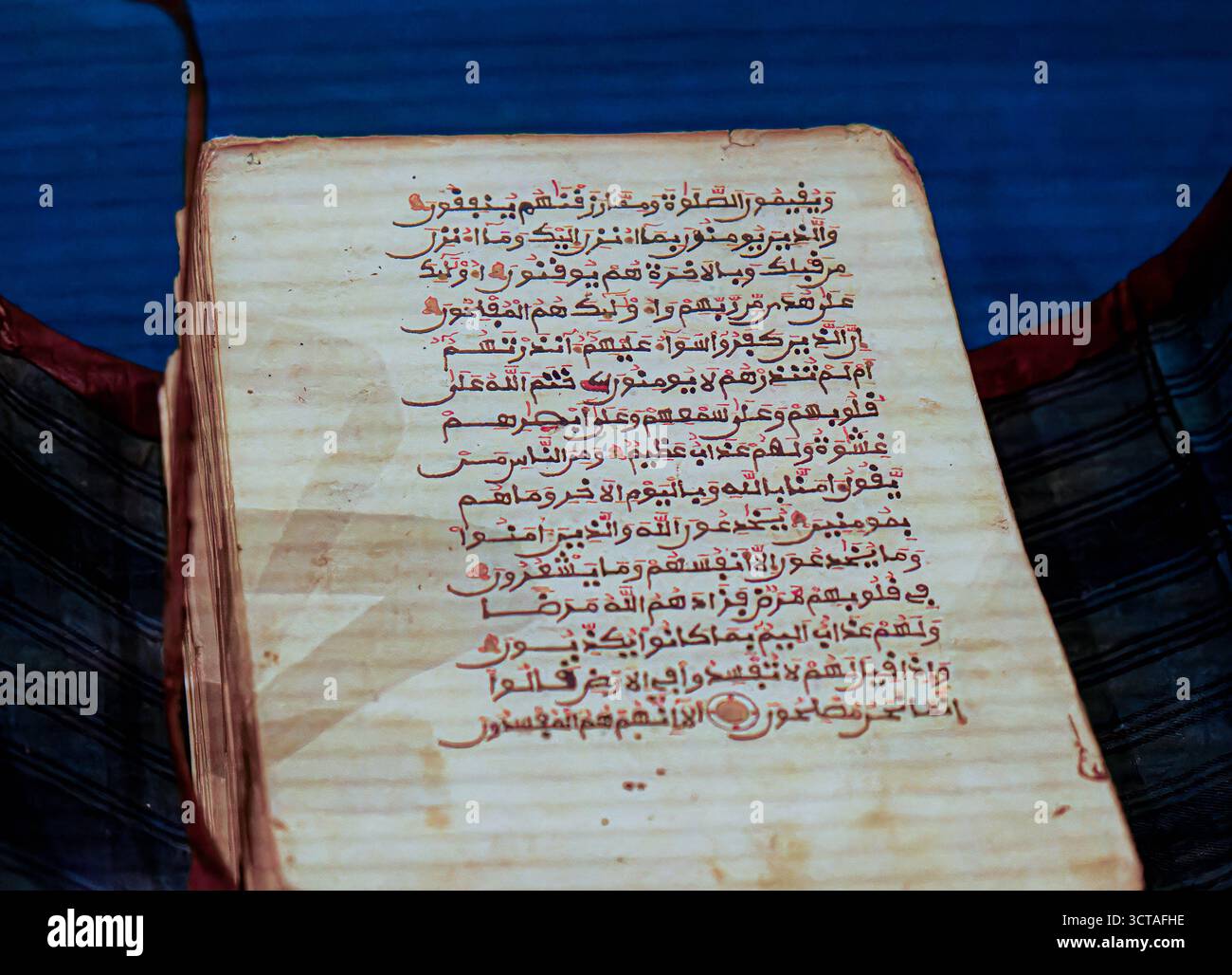 DUBLIN, IRLANDE - 16 août 2025 : manuscrit arabe rare exposé au Chester Beatty Museum, présentant la calligraphie islamique historique et le Schushi Banque D'Images