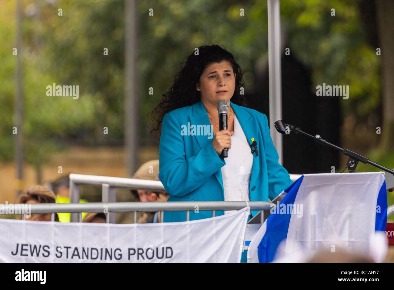 Manchester, Royaume-Uni. 05 OCT, 2025. Sharren Haskel, politicienne israélienne au poste de vice-ministre des Affaires étrangères, prend la parole lors d’un rassemblement des amis d’Israël du Nord-Ouest, marquant deux ans après les attentats du 7 octobre, et à la suite d’un attentat terroriste qui a fait deux morts à la synagogue de la congrégation hébraïque de Heaton Park. Crédit Milo Chandler/Alamy Live News Banque D'Images