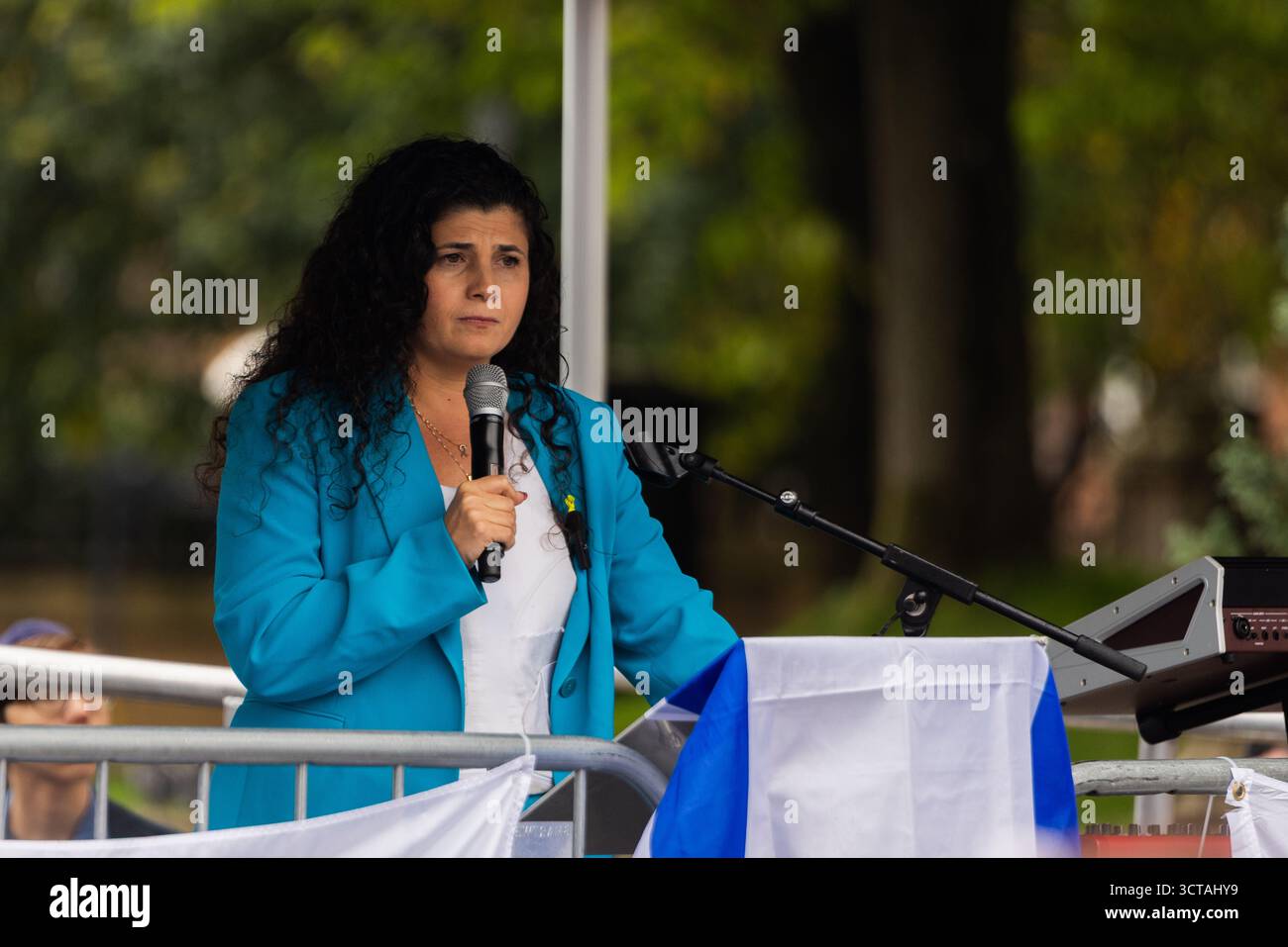Manchester, Royaume-Uni. 05 OCT, 2025. Sharren Haskel, politicienne israélienne au poste de vice-ministre des Affaires étrangères, prend la parole lors d’un rassemblement des amis d’Israël du Nord-Ouest, marquant deux ans après les attentats du 7 octobre, et à la suite d’un attentat terroriste qui a fait deux morts à la synagogue de la congrégation hébraïque de Heaton Park. Crédit Milo Chandler/Alamy Live News Banque D'Images