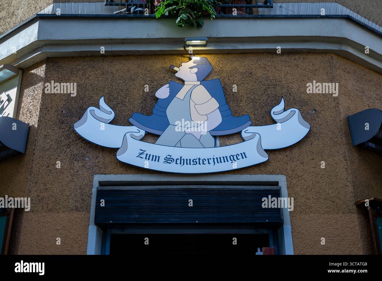 Gros plan de la façade et du panneau du restaurant allemand traditionnel Zum Schusterjungen à Berlin Prenzlauer Berg. Banque D'Images