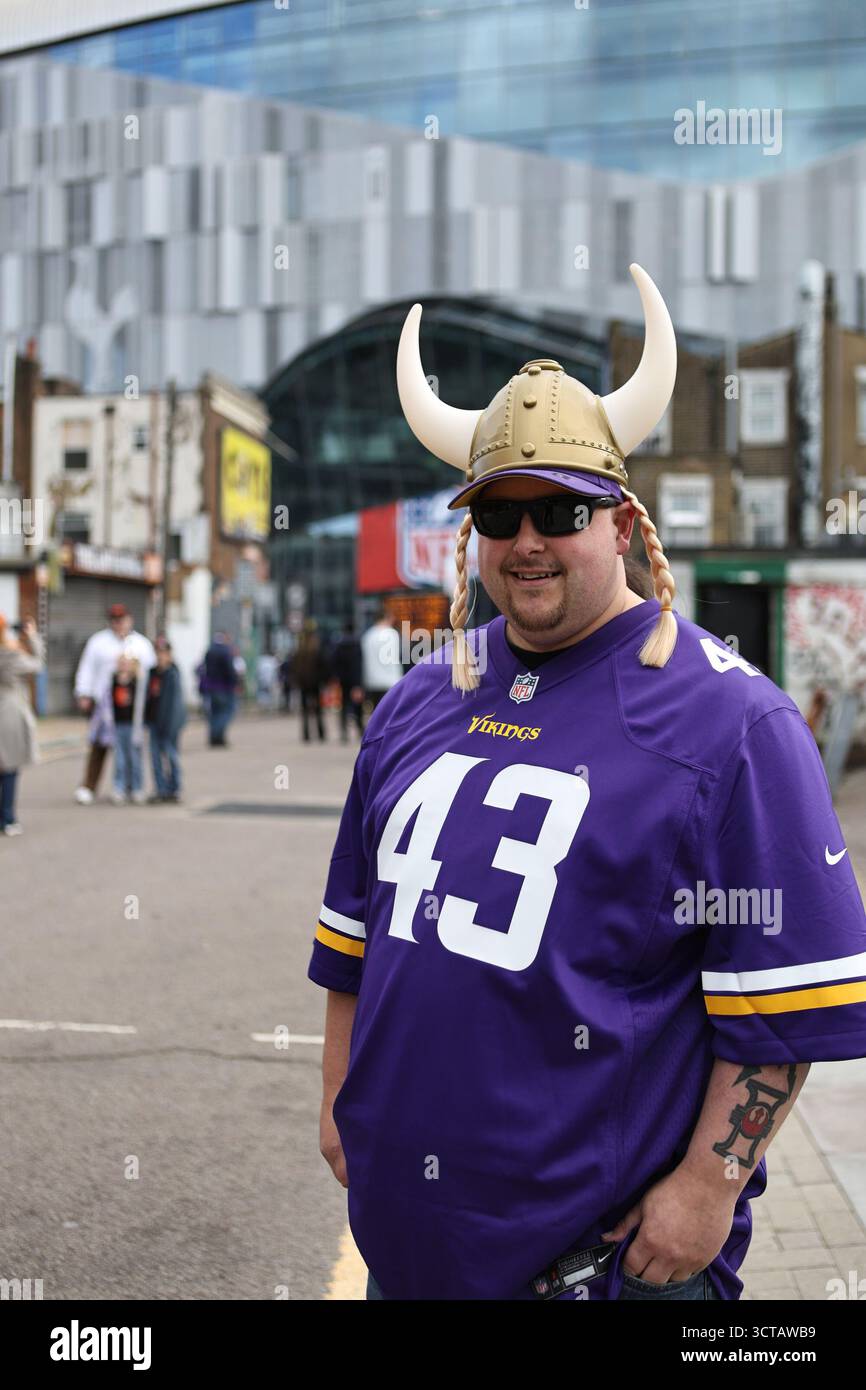 Londres, Royaume-Uni. 05 octobre 2025. LONDRES, Royaume-Uni - 5 OCTOBRE : les fans des Vikings du Minnesota posent pour les photos avant le match NFL entre les Vikings du Minnesota et les Browns de Cleveland au Tottenham Hotspur Stadium le 5 octobre 2025 à Londres, Royaume-Uni. (Photo de Torbjorn Tande/Pximages) crédit : px images/Alamy Live News Banque D'Images