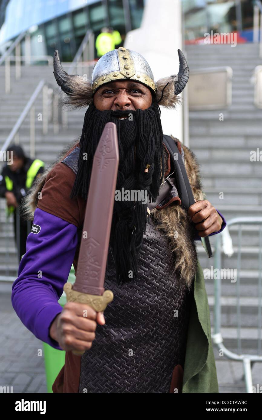 Londres, Royaume-Uni. 05 octobre 2025. LONDRES, Royaume-Uni - 5 OCTOBRE : les fans des Vikings du Minnesota posent pour les photos avant le match NFL entre les Vikings du Minnesota et les Browns de Cleveland au Tottenham Hotspur Stadium le 5 octobre 2025 à Londres, Royaume-Uni. (Photo de Torbjorn Tande/Pximages) crédit : px images/Alamy Live News Banque D'Images