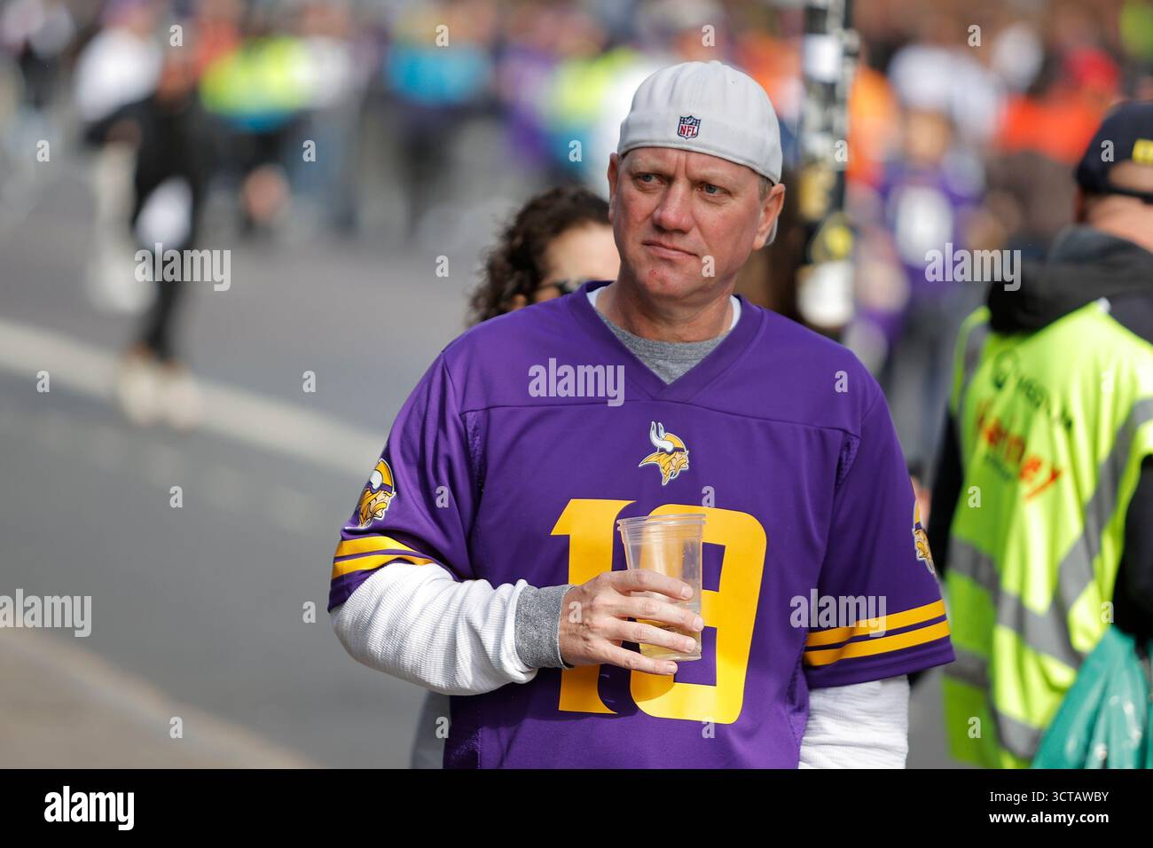 Londres, Royaume-Uni. 05 octobre 2025. LONDRES, Royaume-Uni - 5 OCTOBRE : les fans des Vikings du Minnesota posent pour les photos avant le match NFL entre les Vikings du Minnesota et les Browns de Cleveland au Tottenham Hotspur Stadium le 5 octobre 2025 à Londres, Royaume-Uni. (Photo de Torbjorn Tande/Pximages) crédit : px images/Alamy Live News Banque D'Images