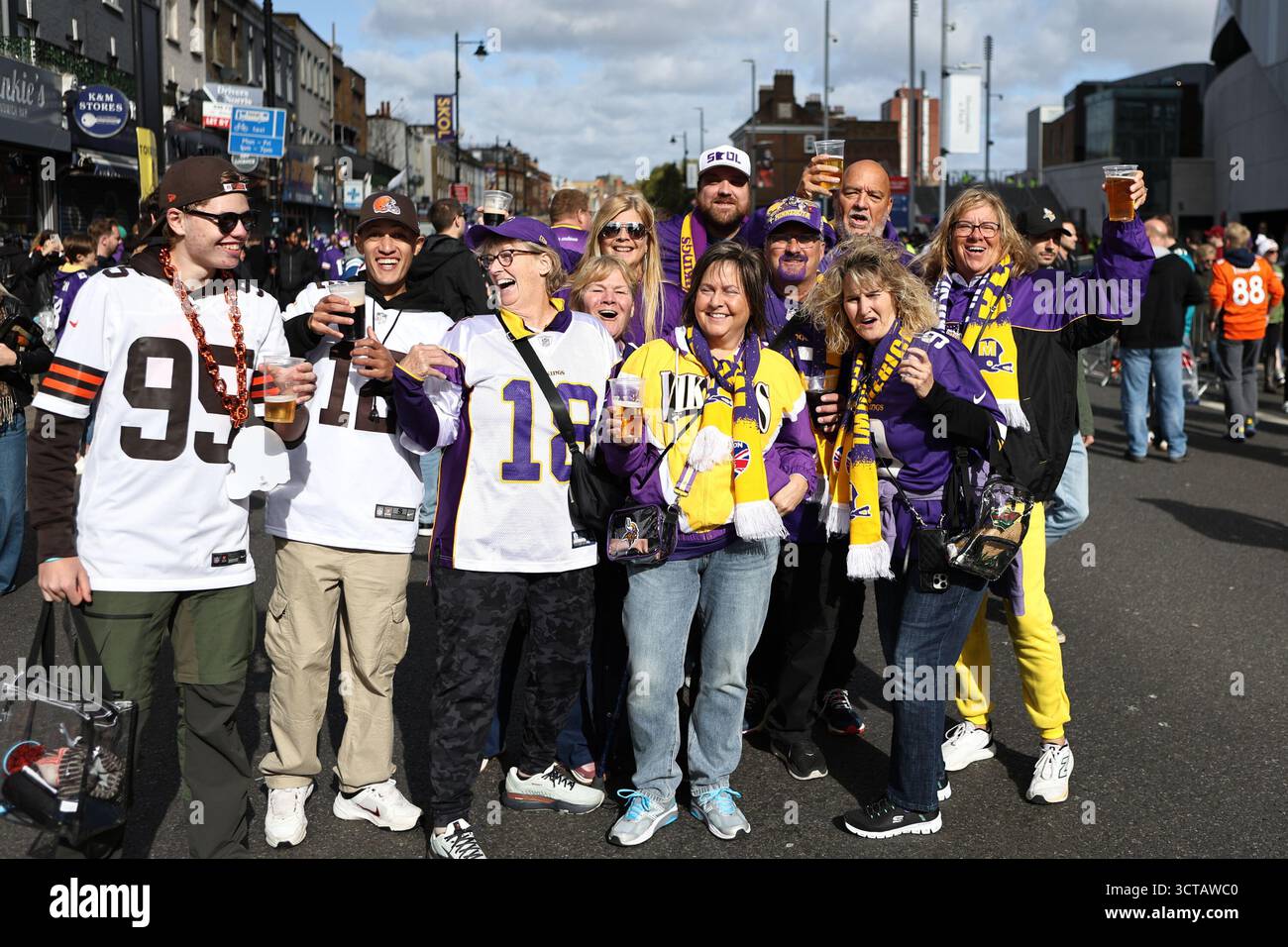 Londres, Royaume-Uni. 05 octobre 2025. LONDRES, Royaume-Uni - 5 OCTOBRE : les fans de la NFL posent pour les photos avant le match de la NFL entre les Vikings du Minnesota et les Browns de Cleveland au Tottenham Hotspur Stadium le 5 octobre 2025 à Londres, au Royaume-Uni. (Photo de Torbjorn Tande/Pximages) crédit : px images/Alamy Live News Banque D'Images