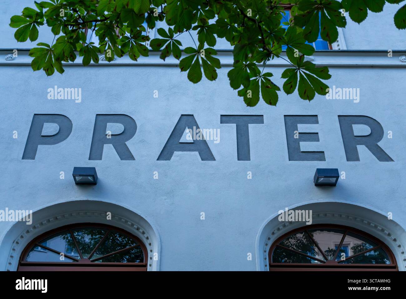 Panneau d'entrée du jardin de bière Prater à Prenzlauer Berg, le plus ancien jardin de bière extérieur de Berlin sous les châtaigniers. Banque D'Images