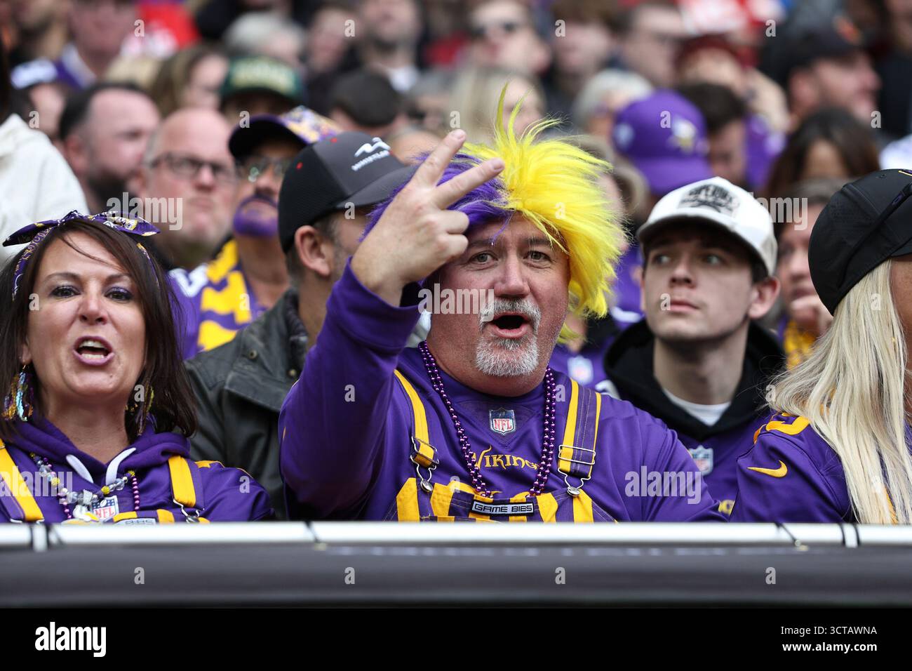 Londres, Royaume-Uni. 05 octobre 2025. LONDRES, Royaume-Uni - 5 OCTOBRE : les fans des Vikings du Minnesota posent pour les photos avant le match NFL entre les Vikings du Minnesota et les Browns de Cleveland au Tottenham Hotspur Stadium le 5 octobre 2025 à Londres, Royaume-Uni. (Photo de Torbjorn Tande/Pximages) crédit : px images/Alamy Live News Banque D'Images